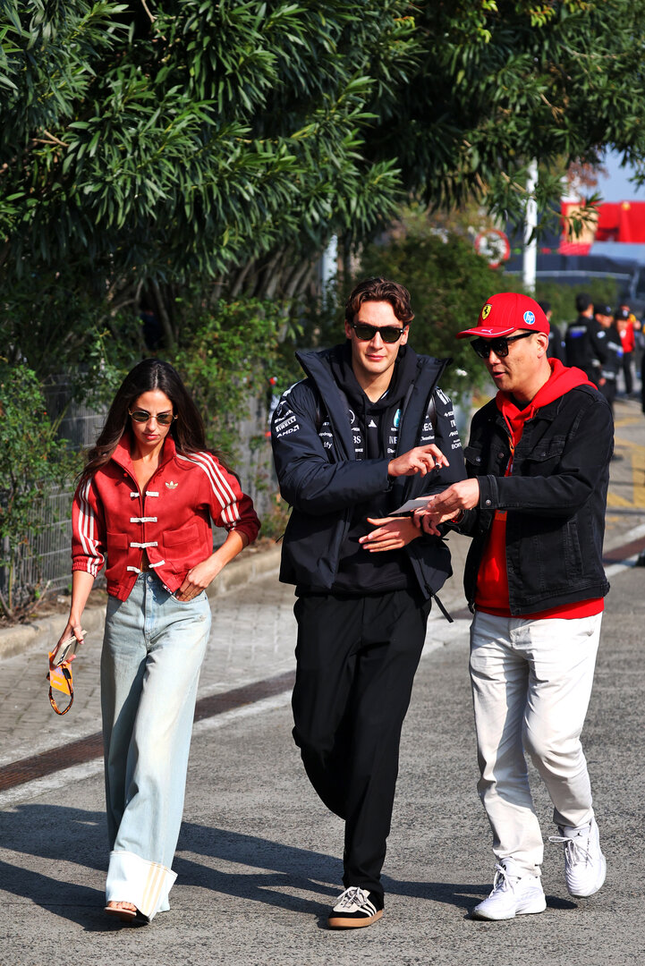 GP CINA, (L to R): Carmen Montero Mundt with her boyfriend George Russell (GBR) Mercedes AMG Formula One Team.
13.03.2026. Formula 1 World Championship, Rd 2, Chinese Grand Prix, Shanghai, China, Sprint Qualifiche Day.
 - www.xpbimages.com, EMail: requests@xpbimages.com © Copyright: Patching / XPB Images