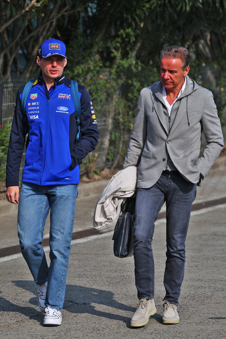 GP CINA, (L to R): Max Verstappen (NLD) Red Bull Racing with Raymond Vermeulen (NLD) Driver Manager.
13.03.2026. Formula 1 World Championship, Rd 2, Chinese Grand Prix, Shanghai, China, Sprint Qualifiche Day.
 - www.xpbimages.com, EMail: requests@xpbimages.com © Copyright: Patching / XPB Images