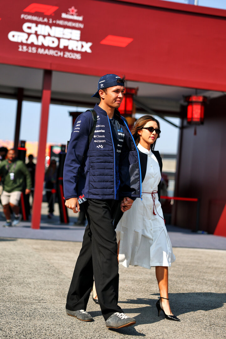GP CINA, (L to R): Alexander Albon (THA) Williams F1 Team with Domenica Muni Lily He (CHN) Professional Golfer.
13.03.2026. Formula 1 World Championship, Rd 2, Chinese Grand Prix, Shanghai, China, Sprint Qualifiche Day.
- www.xpbimages.com, EMail: requests@xpbimages.com © Copyright: Bearne / XPB Images