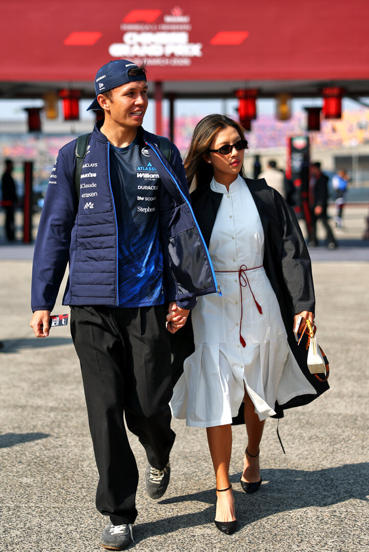 GP CINA, (L to R): Alexander Albon (THA) Williams F1 Team with Domenica Muni Lily He (CHN) Professional Golfer.
13.03.2026. Formula 1 World Championship, Rd 2, Chinese Grand Prix, Shanghai, China, Sprint Qualifiche Day.
- www.xpbimages.com, EMail: requests@xpbimages.com © Copyright: Bearne / XPB Images