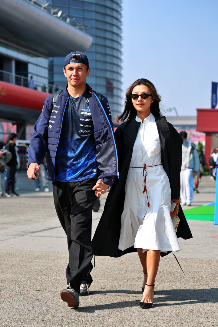GP CINA, (L to R): Alexander Albon (THA) Williams F1 Team with Domenica Muni Lily He (CHN) Professional Golfer.
13.03.2026. Formula 1 World Championship, Rd 2, Chinese Grand Prix, Shanghai, China, Sprint Qualifiche Day.
- www.xpbimages.com, EMail: requests@xpbimages.com © Copyright: Batchelor / XPB Images