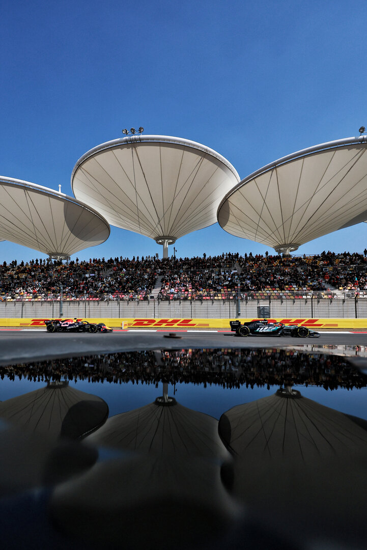 GP CINA, Andrea Kimi Antonelli (ITA) Mercedes AMG Formula One Team W17 davanti a Max Verstappen (NLD) Red Bull Racing RB22.
13.03.2026. Formula 1 World Championship, Rd 2, Chinese Grand Prix, Shanghai, China, Sprint Qualifiche Day.
- www.xpbimages.com, EMail: requests@xpbimages.com © Copyright: Moy / XPB Images