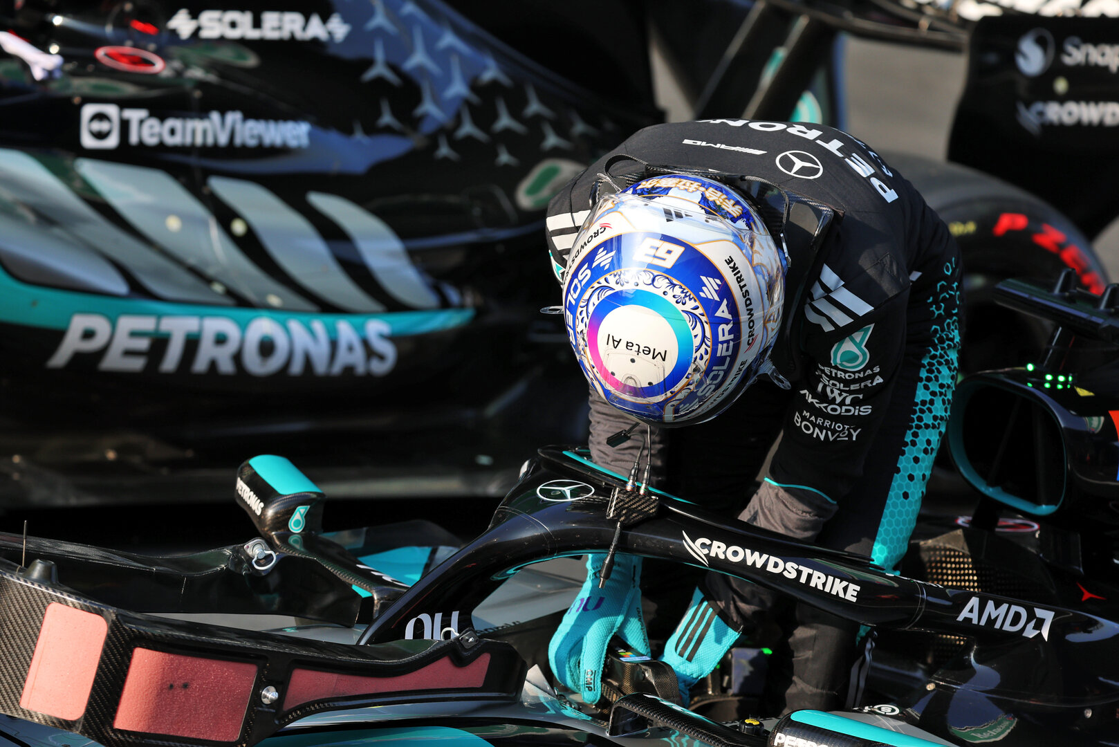 GP CINA, George Russell (GBR) Mercedes AMG Formula One Team celebrates his pole position in Sprint qualifying parc ferme.
13.03.2026. Formula 1 World Championship, Rd 2, Chinese Grand Prix, Shanghai, China, Sprint Qualifiche Day.
- www.xpbimages.com, EMail: requests@xpbimages.com © Copyright: Batchelor / XPB Images