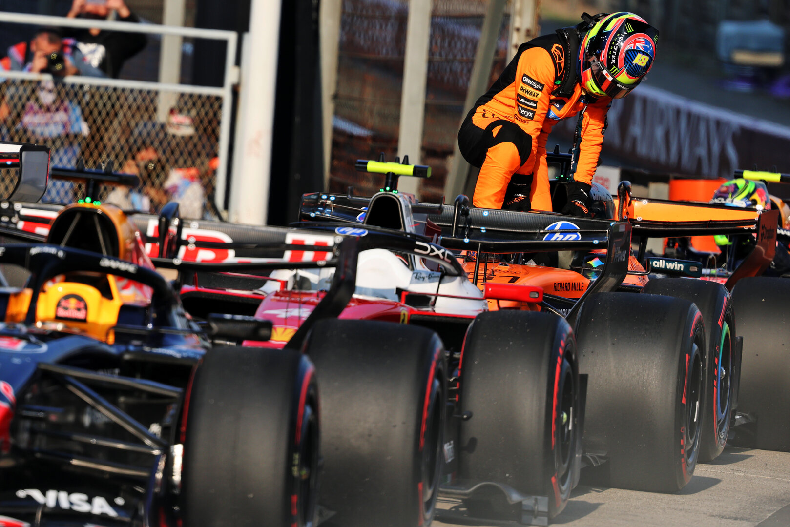 GP CINA, Oscar Piastri (AUS) McLaren F1 Team MCL40 in Sprint qualifying parc ferme.
13.03.2026. Formula 1 World Championship, Rd 2, Chinese Grand Prix, Shanghai, China, Sprint Qualifiche Day.
- www.xpbimages.com, EMail: requests@xpbimages.com © Copyright: Batchelor / XPB Images