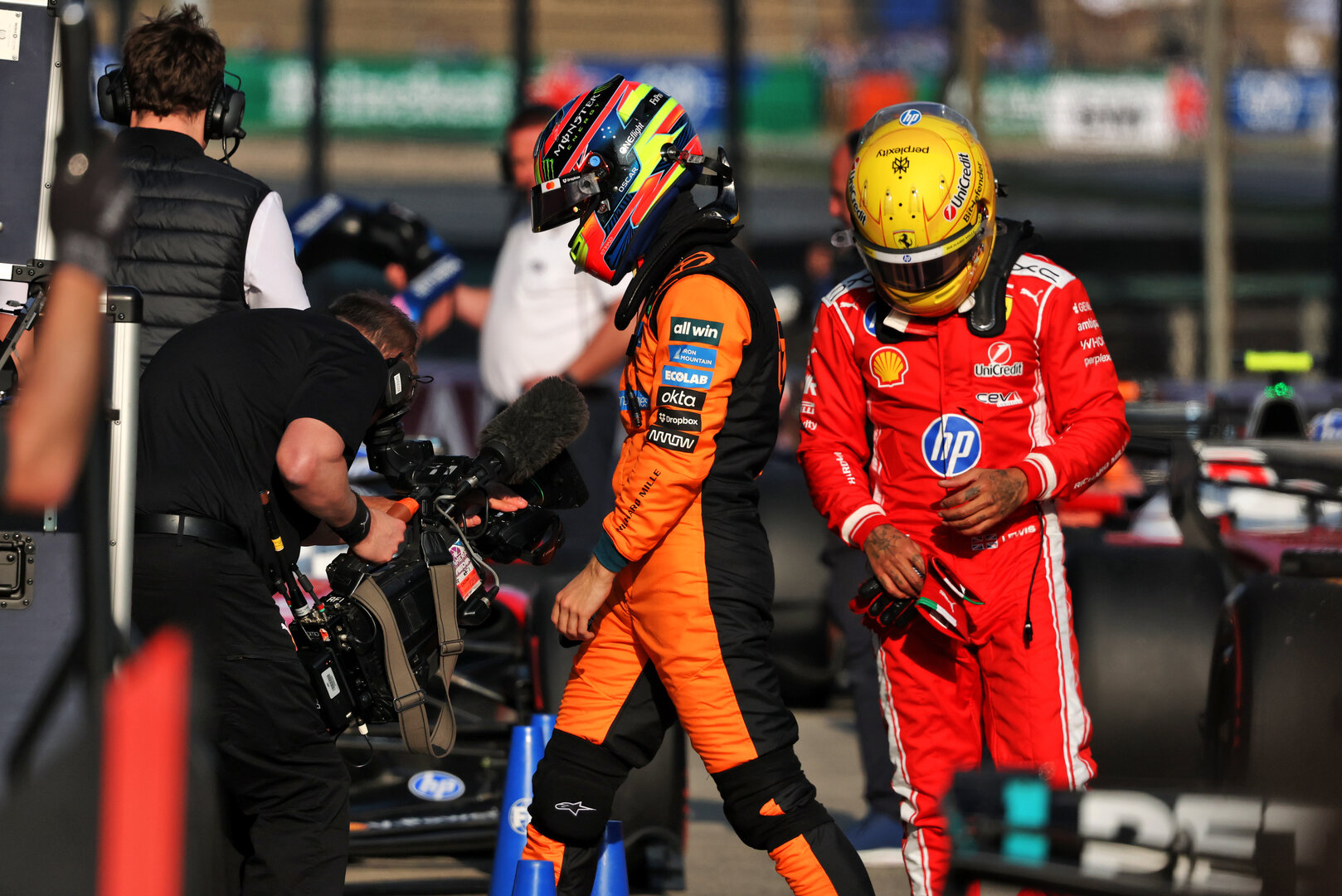 GP CINA, (L to R): Oscar Piastri (AUS) McLaren F1 Team e Lewis Hamilton (GBR) Ferrari in Sprint qualifying parc ferme.
13.03.2026. Formula 1 World Championship, Rd 2, Chinese Grand Prix, Shanghai, China, Sprint Qualifiche Day.
- www.xpbimages.com, EMail: requests@xpbimages.com © Copyright: Charniaux / XPB Images