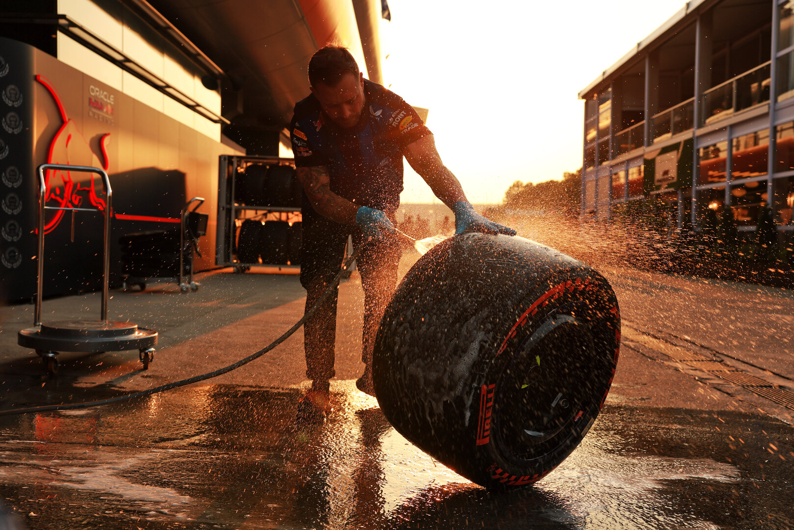 GP CINA, Pirelli tyre washed by a Red Bull Racing mechanic.
13.03.2026. Formula 1 World Championship, Rd 2, Chinese Grand Prix, Shanghai, China, Sprint Qualifiche Day.
- www.xpbimages.com, EMail: requests@xpbimages.com © Copyright: Moy / XPB Images
