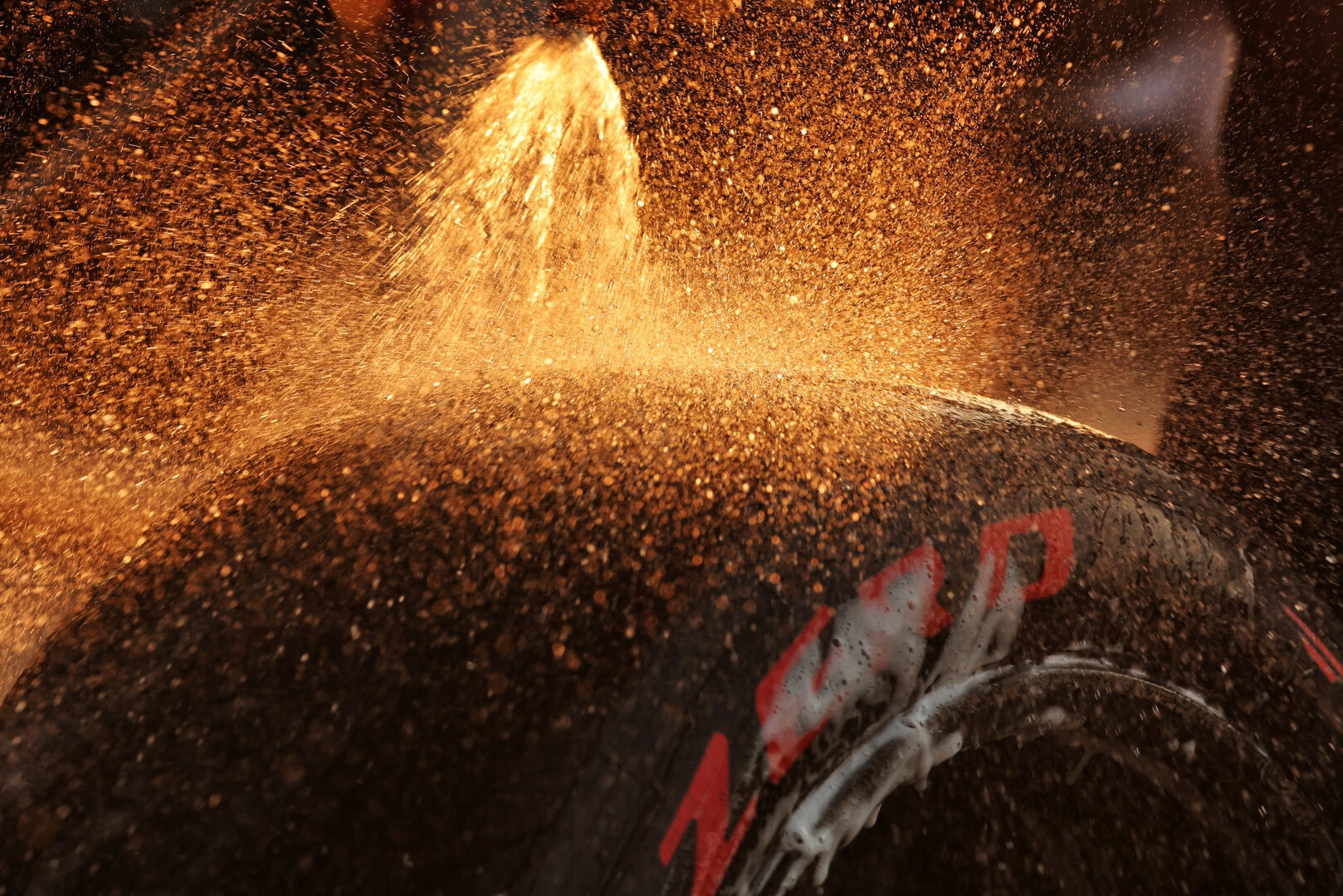 GP CINA, Pirelli tyre washed by a Red Bull Racing mechanic.
13.03.2026. Formula 1 World Championship, Rd 2, Chinese Grand Prix, Shanghai, China, Sprint Qualifiche Day.
- www.xpbimages.com, EMail: requests@xpbimages.com © Copyright: Moy / XPB Images
