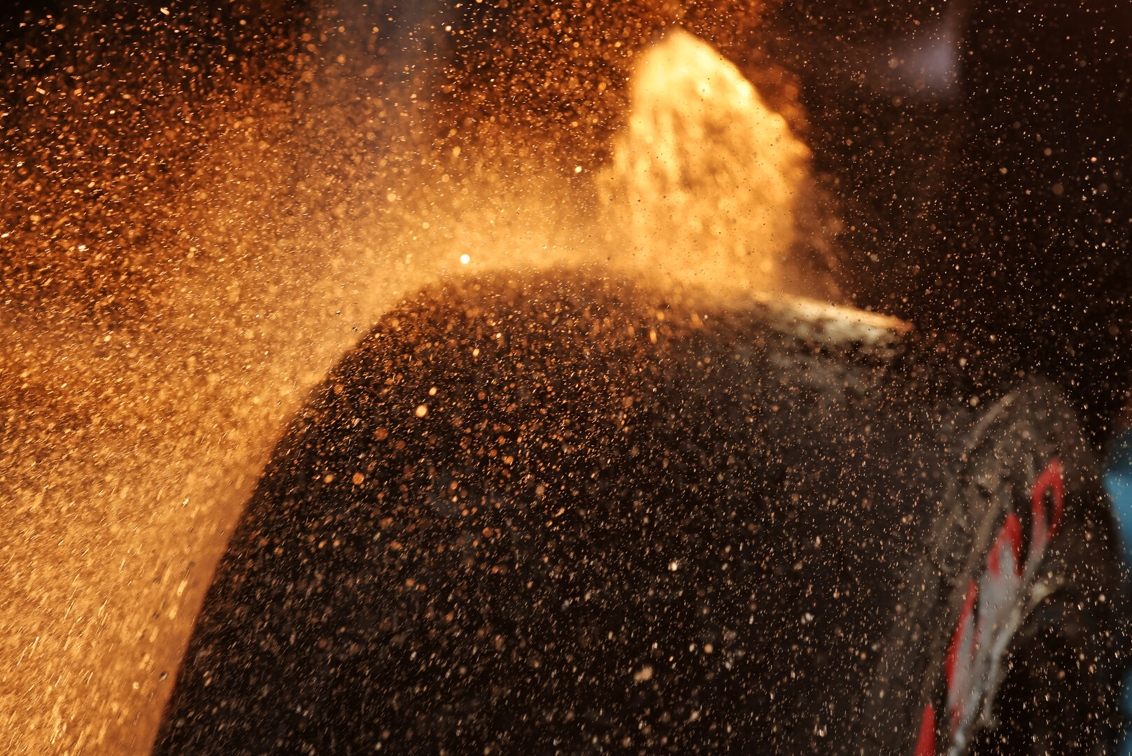 GP CINA, Pirelli tyre washed by a Red Bull Racing mechanic.
13.03.2026. Formula 1 World Championship, Rd 2, Chinese Grand Prix, Shanghai, China, Sprint Qualifiche Day.
- www.xpbimages.com, EMail: requests@xpbimages.com © Copyright: Moy / XPB Images
