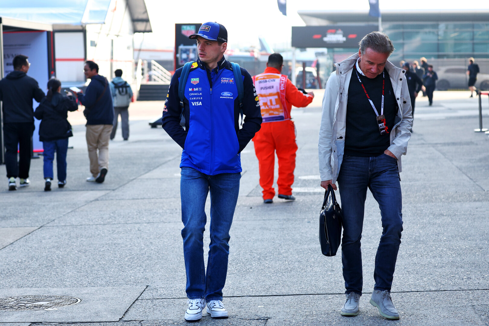 GP CINA, (L to R): Max Verstappen (NLD) Red Bull Racing with Raymond Vermeulen (NLD) Driver Manager.
14.03.2026. Formula 1 World Championship, Rd 2, Chinese Grand Prix, Shanghai, China, Sprint e Qualifiche Day.
 - www.xpbimages.com, EMail: requests@xpbimages.com © Copyright: Patching / XPB Images