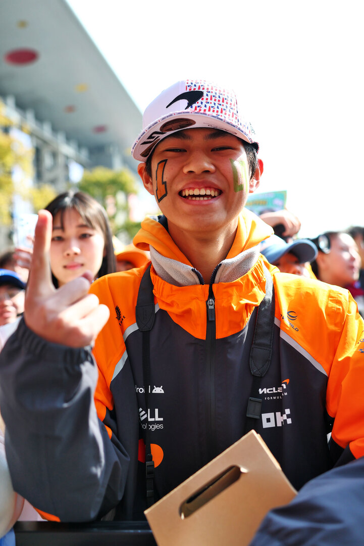 GP CINA, Lando Norris (GBR) McLaren F1 Team fan at the FanZone Stage.
14.03.2026. Formula 1 World Championship, Rd 2, Chinese Grand Prix, Shanghai, China, Sprint e Qualifiche Day.
- www.xpbimages.com, EMail: requests@xpbimages.com © Copyright: Bearne / XPB Images