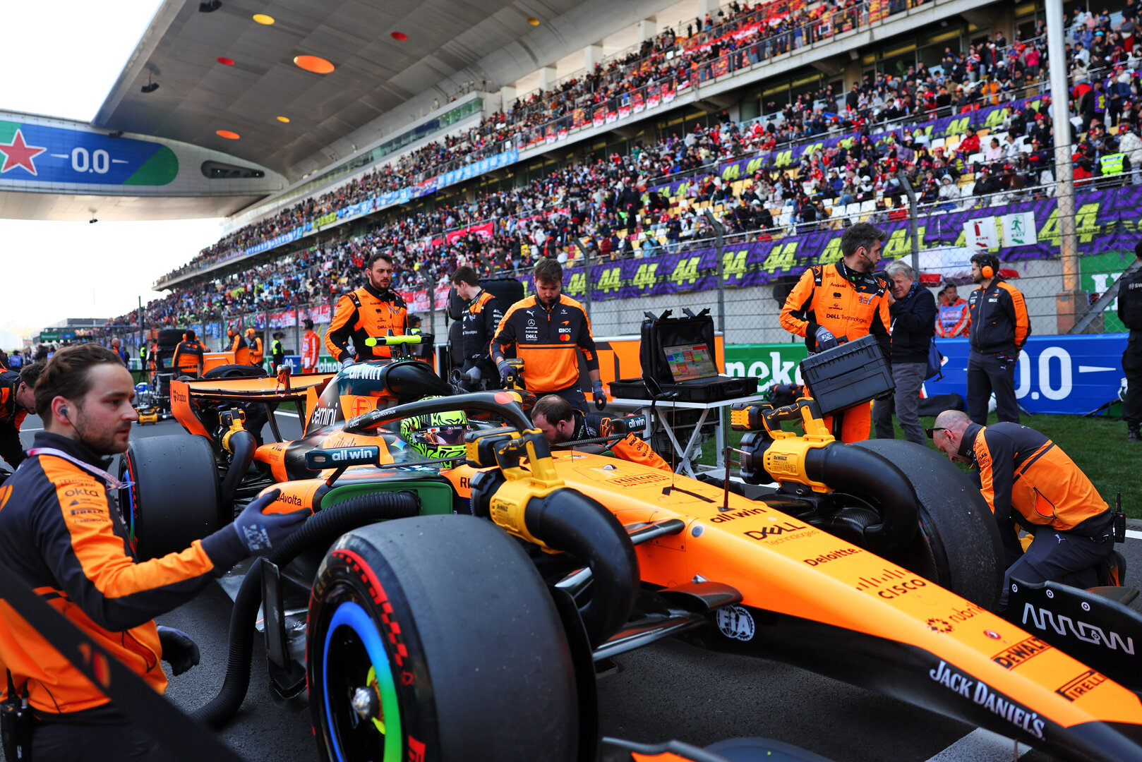 GP CINA, Lando Norris (GBR) McLaren F1 Team MCL40 on the grid.
14.03.2026. Formula 1 World Championship, Rd 2, Chinese Grand Prix, Shanghai, China, Sprint e Qualifiche Day.
- www.xpbimages.com, EMail: requests@xpbimages.com © Copyright: Patching / XPB Images