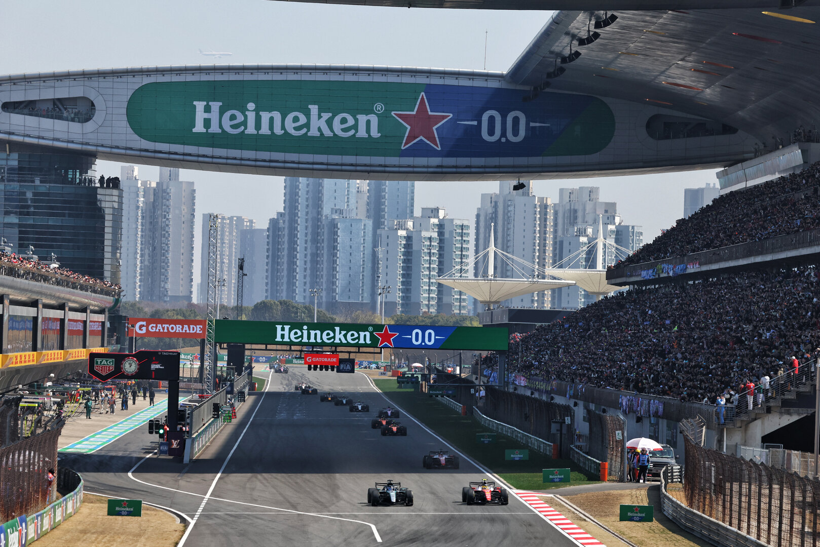 GP CINA, George Russell (GBR) Mercedes AMG Formula One Team W17 e Lewis Hamilton (GBR) Ferrari SF-26 battle for the lead of the race.
14.03.2026. Formula 1 World Championship, Rd 2, Chinese Grand Prix, Shanghai, China, Sprint e Qualifiche Day.
 - www.xpbimages.com, EMail: requests@xpbimages.com © Copyright: Patching / XPB Images