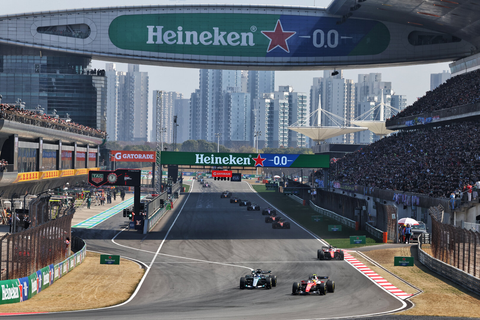 GP CINA, George Russell (GBR) Mercedes AMG Formula One Team W17 e Lewis Hamilton (GBR) Ferrari SF-26 battle for the lead of the race.
14.03.2026. Formula 1 World Championship, Rd 2, Chinese Grand Prix, Shanghai, China, Sprint e Qualifiche Day.
- www.xpbimages.com, EMail: requests@xpbimages.com © Copyright: Patching / XPB Images