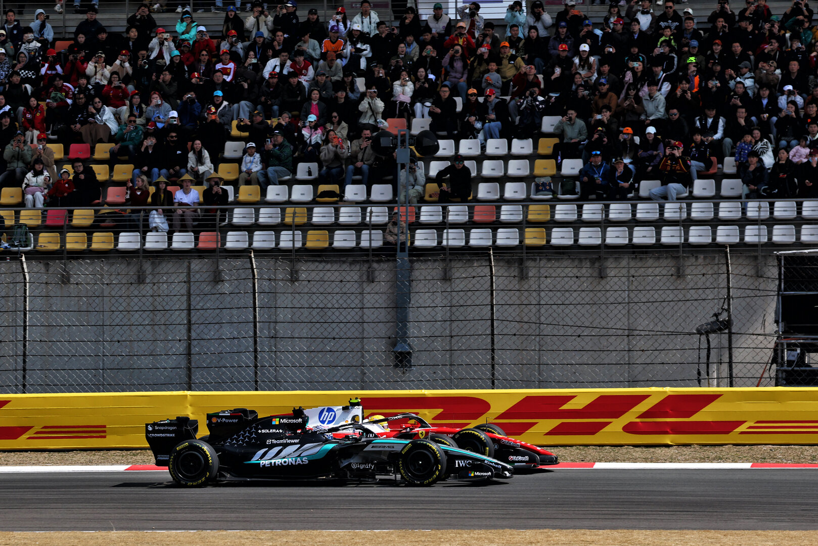 GP CINA, George Russell (GBR) Mercedes AMG Formula One Team W17 e Lewis Hamilton (GBR) Ferrari SF-26 battle for the lead of the race.
14.03.2026. Formula 1 World Championship, Rd 2, Chinese Grand Prix, Shanghai, China, Sprint e Qualifiche Day.
- www.xpbimages.com, EMail: requests@xpbimages.com © Copyright: Bearne / XPB Images