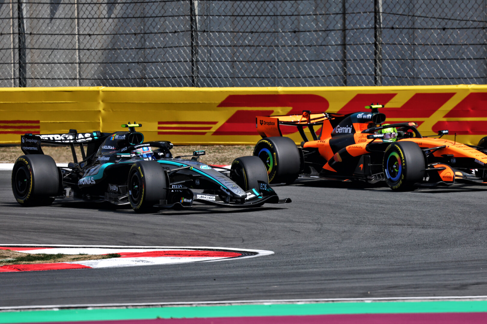 GP CINA, Andrea Kimi Antonelli (ITA) Mercedes AMG Formula One Team W17 e Lando Norris (GBR) McLaren F1 Team MCL40 battle for position.
14.03.2026. Formula 1 World Championship, Rd 2, Chinese Grand Prix, Shanghai, China, Sprint e Qualifiche Day.
- www.xpbimages.com, EMail: requests@xpbimages.com © Copyright: Bearne / XPB Images