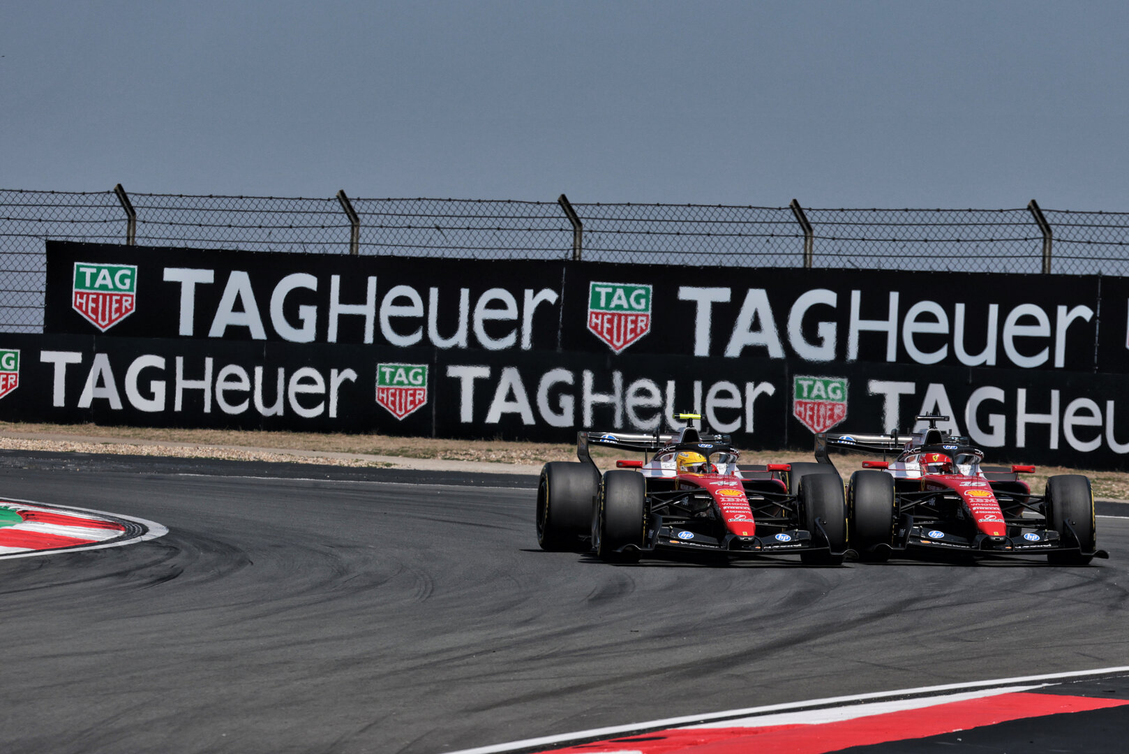GP CINA, Lewis Hamilton (GBR) Ferrari SF-26 e Charles Leclerc (MON) Ferrari SF-26 battle for position.
14.03.2026. Formula 1 World Championship, Rd 2, Chinese Grand Prix, Shanghai, China, Sprint e Qualifiche Day.
- www.xpbimages.com, EMail: requests@xpbimages.com © Copyright: Moy / XPB Images