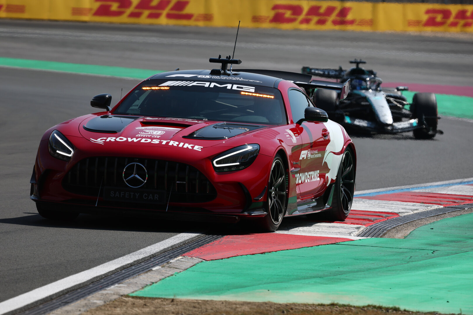 GP CINA, George Russell (GBR) Mercedes AMG Formula One Team W17 davanti a behind the Mercedes FIA Safety Car.
14.03.2026. Formula 1 World Championship, Rd 2, Chinese Grand Prix, Shanghai, China, Sprint e Qualifiche Day.
- www.xpbimages.com, EMail: requests@xpbimages.com © Copyright: Bearne / XPB Images