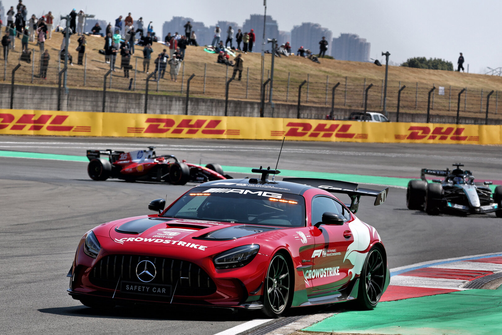 GP CINA, George Russell (GBR) Mercedes AMG Formula One Team W17 davanti a behind the Mercedes FIA Safety Car.
14.03.2026. Formula 1 World Championship, Rd 2, Chinese Grand Prix, Shanghai, China, Sprint e Qualifiche Day.
- www.xpbimages.com, EMail: requests@xpbimages.com © Copyright: Bearne / XPB Images