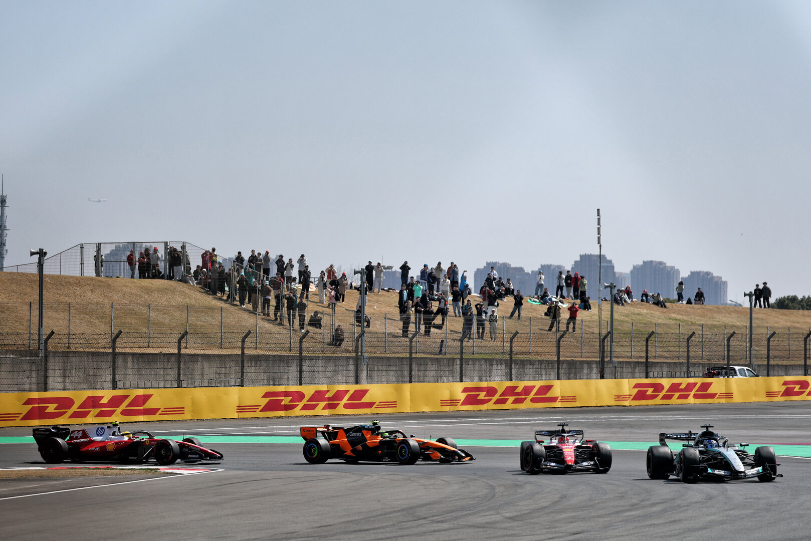 GP CINA, George Russell (GBR) Mercedes AMG Formula One Team W17 davanti a behind the Mercedes FIA Safety Car as Charles Leclerc (MON) Ferrari SF-26 drifts under acceleration.
14.03.2026. Formula 1 World Championship, Rd 2, Chinese Grand Prix, Shanghai, China, Sprint e Qualifiche Day.
- www.xpbimages.com, EMail: requests@xpbimages.com © Copyright: Bearne / XPB Images
