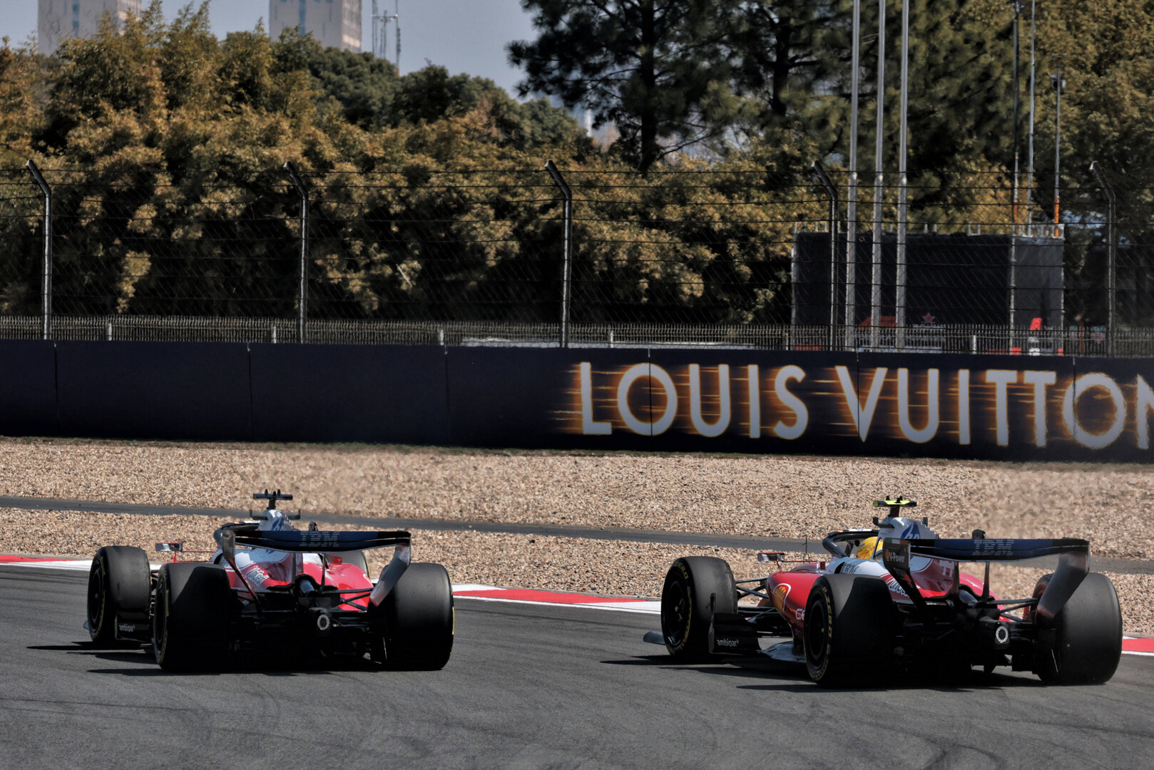 GP CINA, Charles Leclerc (MON) Ferrari SF-26 e Lewis Hamilton (GBR) Ferrari SF-26 battle for position.
14.03.2026. Formula 1 World Championship, Rd 2, Chinese Grand Prix, Shanghai, China, Sprint e Qualifiche Day.
- www.xpbimages.com, EMail: requests@xpbimages.com © Copyright: Moy / XPB Images