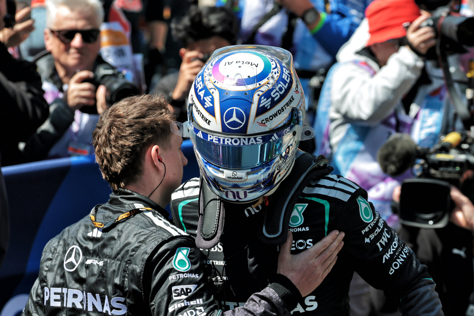 GP CINA, Sprint winner George Russell (GBR) Mercedes AMG Formula One Team celebrates with the team in parc ferme.
14.03.2026. Formula 1 World Championship, Rd 2, Chinese Grand Prix, Shanghai, China, Sprint e Qualifiche Day.
- www.xpbimages.com, EMail: requests@xpbimages.com © Copyright: Moy / XPB Images