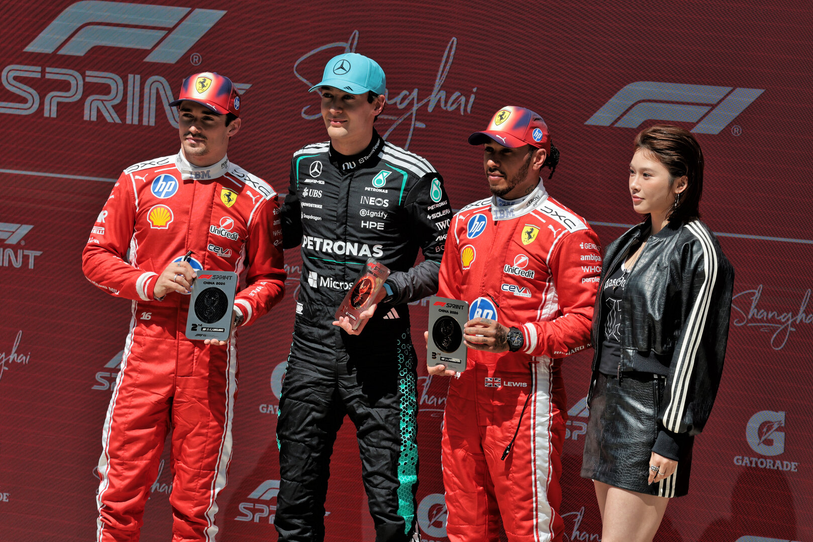 GP CINA, Top three in Sprint parc ferme (L to R): Charles Leclerc (MON) Ferrari, second; George Russell (GBR) Mercedes AMG Formula One Team, vincitore; Lewis Hamilton (GBR) Ferrari, third; Wu Yanni (CHN) Athlete.
14.03.2026. Formula 1 World Championship, Rd 2, Chinese Grand Prix, Shanghai, China, Sprint e Qualifiche Day.
- www.xpbimages.com, EMail: requests@xpbimages.com © Copyright: Moy / XPB Images