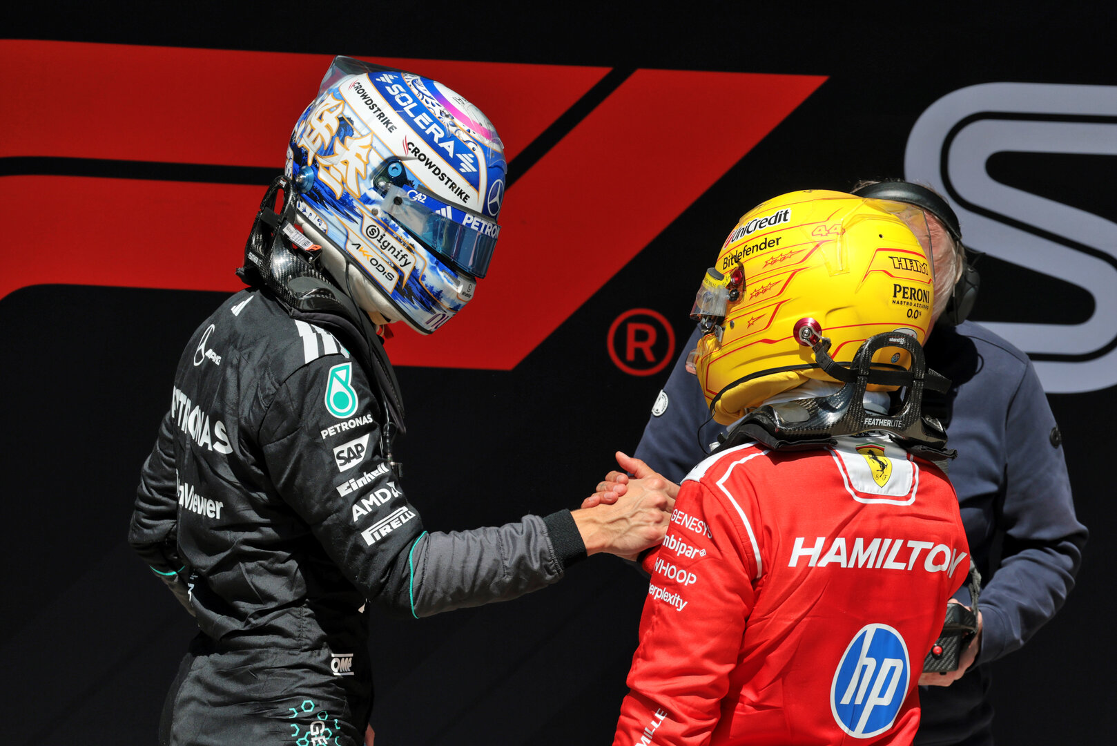 GP CINA, (L to R): Sprint winner George Russell (GBR) Mercedes AMG Formula One Team celebrates with third placed Lewis Hamilton (GBR) Ferrari in parc ferme.
14.03.2026. Formula 1 World Championship, Rd 2, Chinese Grand Prix, Shanghai, China, Sprint e Qualifiche Day.
- www.xpbimages.com, EMail: requests@xpbimages.com © Copyright: Moy / XPB Images