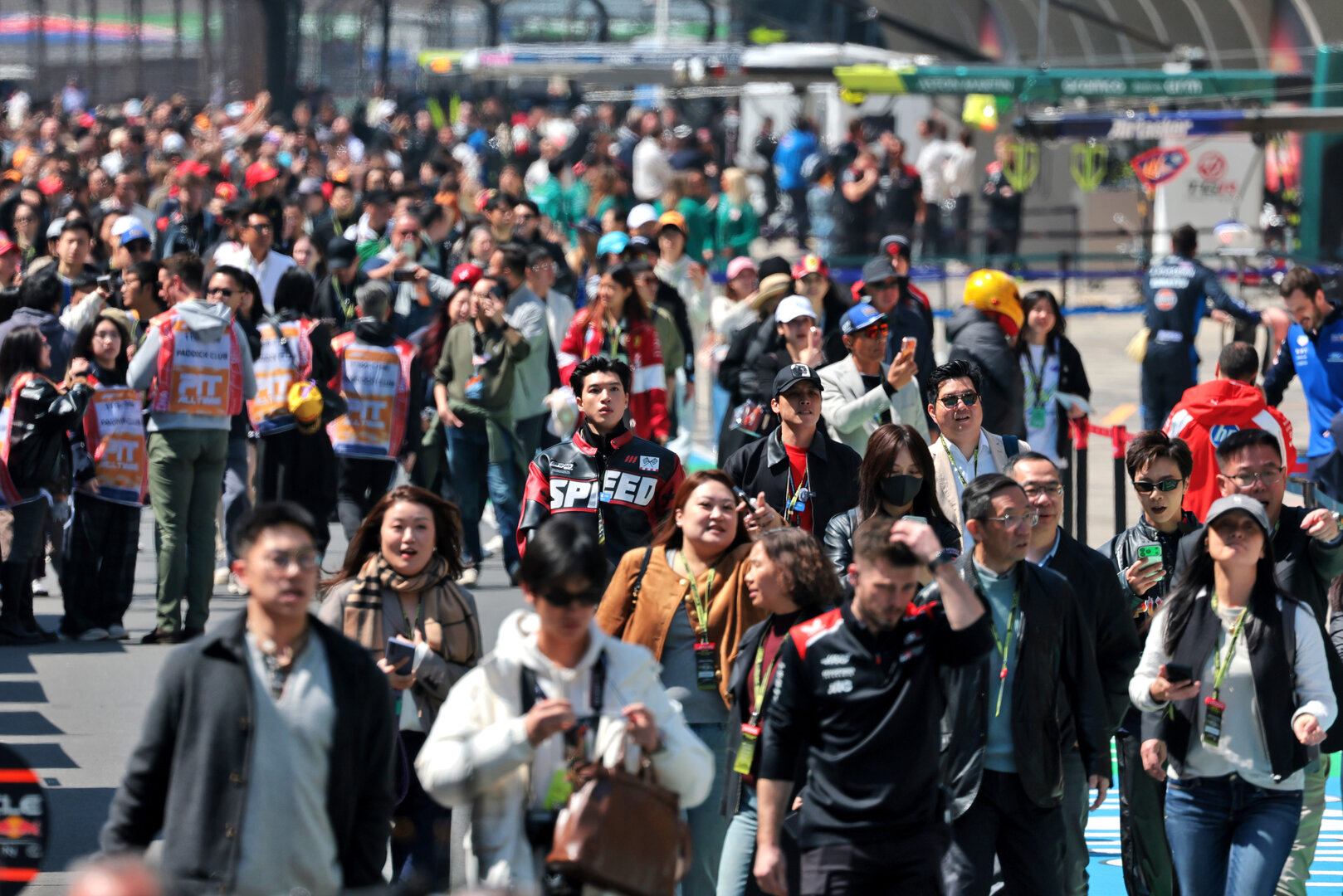 GP CINA, Circuit Atmosfera - fans in the pits.
14.03.2026. Formula 1 World Championship, Rd 2, Chinese Grand Prix, Shanghai, China, Sprint e Qualifiche Day.
- www.xpbimages.com, EMail: requests@xpbimages.com © Copyright: Moy / XPB Images