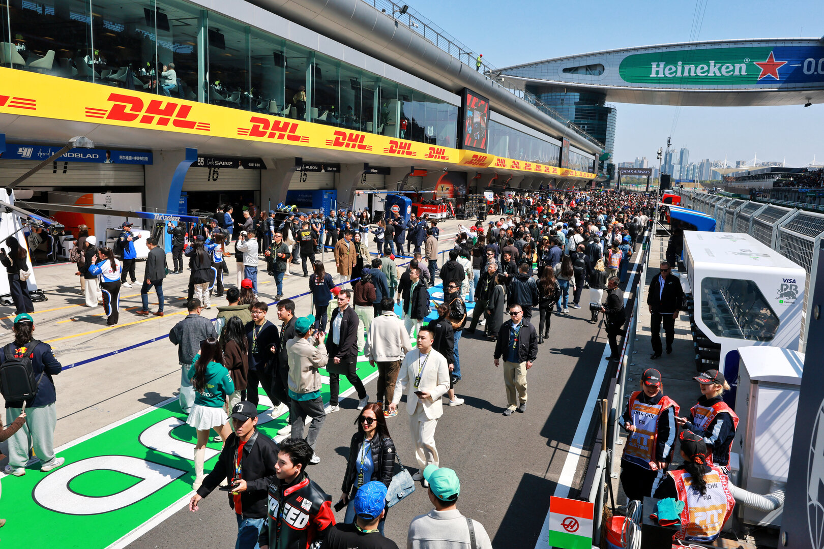 GP CINA, Circuit Atmosfera - fans in the pits.
14.03.2026. Formula 1 World Championship, Rd 2, Chinese Grand Prix, Shanghai, China, Sprint e Qualifiche Day.
- www.xpbimages.com, EMail: requests@xpbimages.com © Copyright: Moy / XPB Images