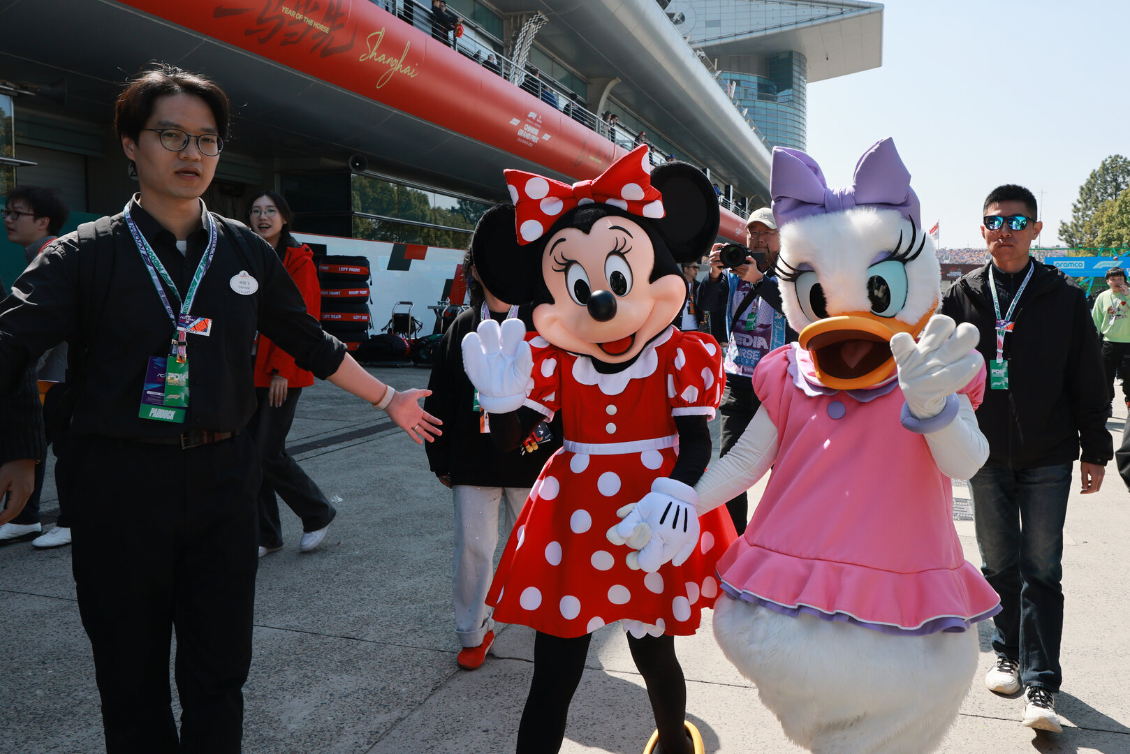 GP CINA, (L to R): Minnie Mouse (USA) with Daisy Duck (USA).
14.03.2026. Formula 1 World Championship, Rd 2, Chinese Grand Prix, Shanghai, China, Sprint e Qualifiche Day.
- www.xpbimages.com, EMail: requests@xpbimages.com © Copyright: Moy / XPB Images