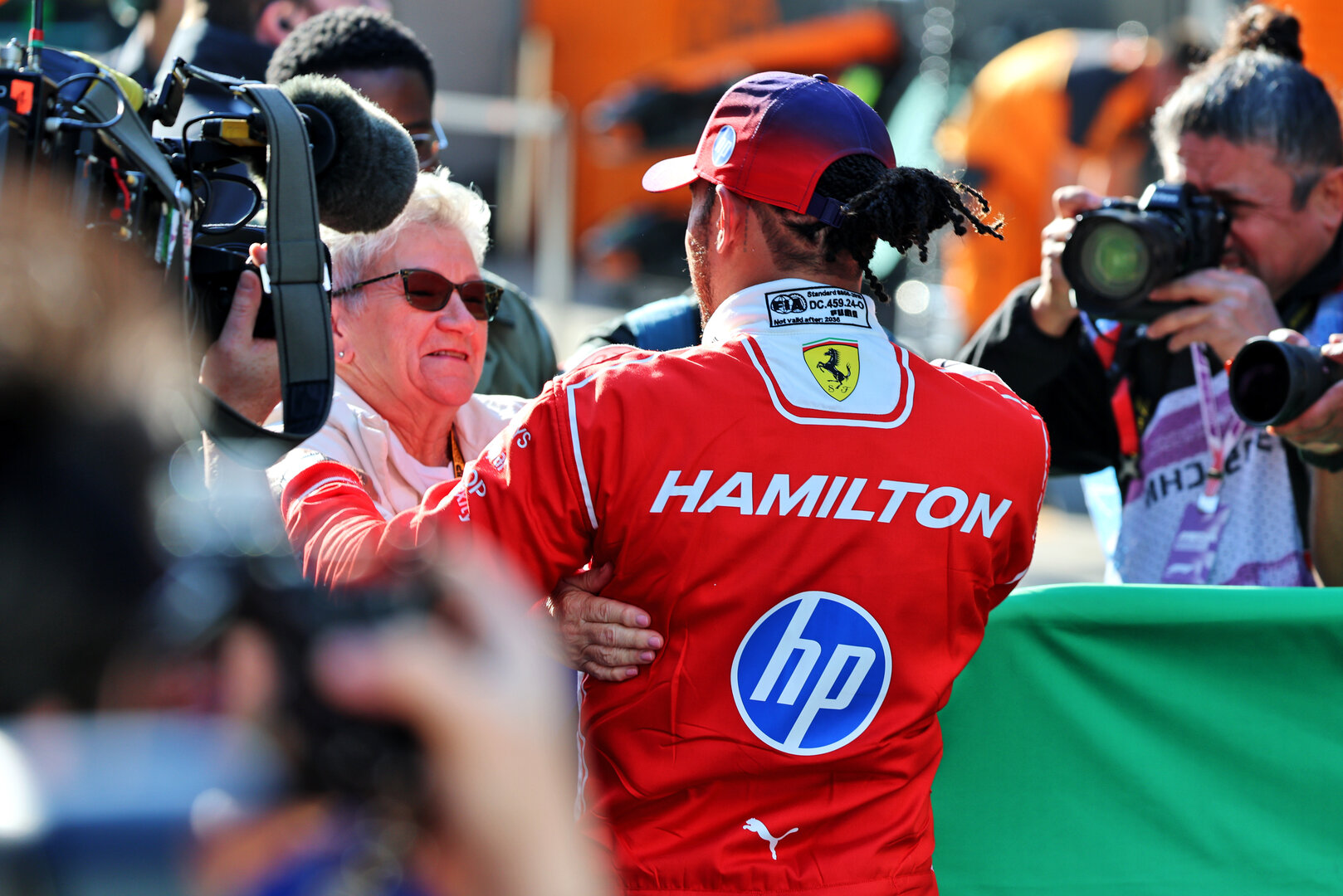 GP CINA, Lewis Hamilton (GBR) Ferrari with his mother Carmen Larbalestier (GBR) in qualifying parc ferme.
14.03.2026. Formula 1 World Championship, Rd 2, Chinese Grand Prix, Shanghai, China, Sprint e Qualifiche Day.
- www.xpbimages.com, EMail: requests@xpbimages.com © Copyright: Batchelor / XPB Images