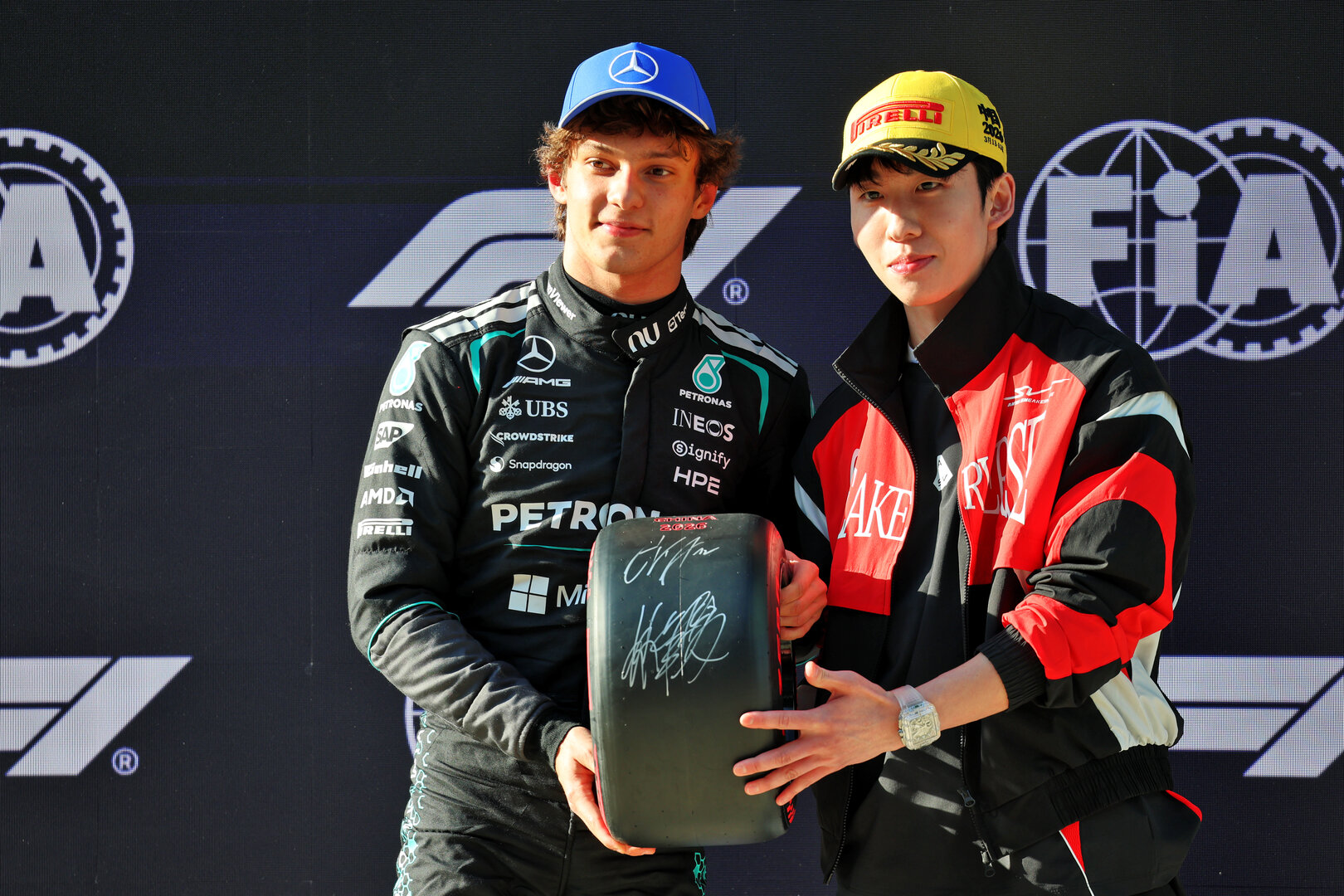 GP CINA, (L to R): Andrea Kimi Antonelli (ITA) Mercedes AMG Formula One Team receives the Pirelli Pole Position Award in qualifying parc ferme from Lin Xiaojun (CHN) Speed Skater.
14.03.2026. Formula 1 World Championship, Rd 2, Chinese Grand Prix, Shanghai, China, Sprint e Qualifiche Day.
- www.xpbimages.com, EMail: requests@xpbimages.com © Copyright: Batchelor / XPB Images