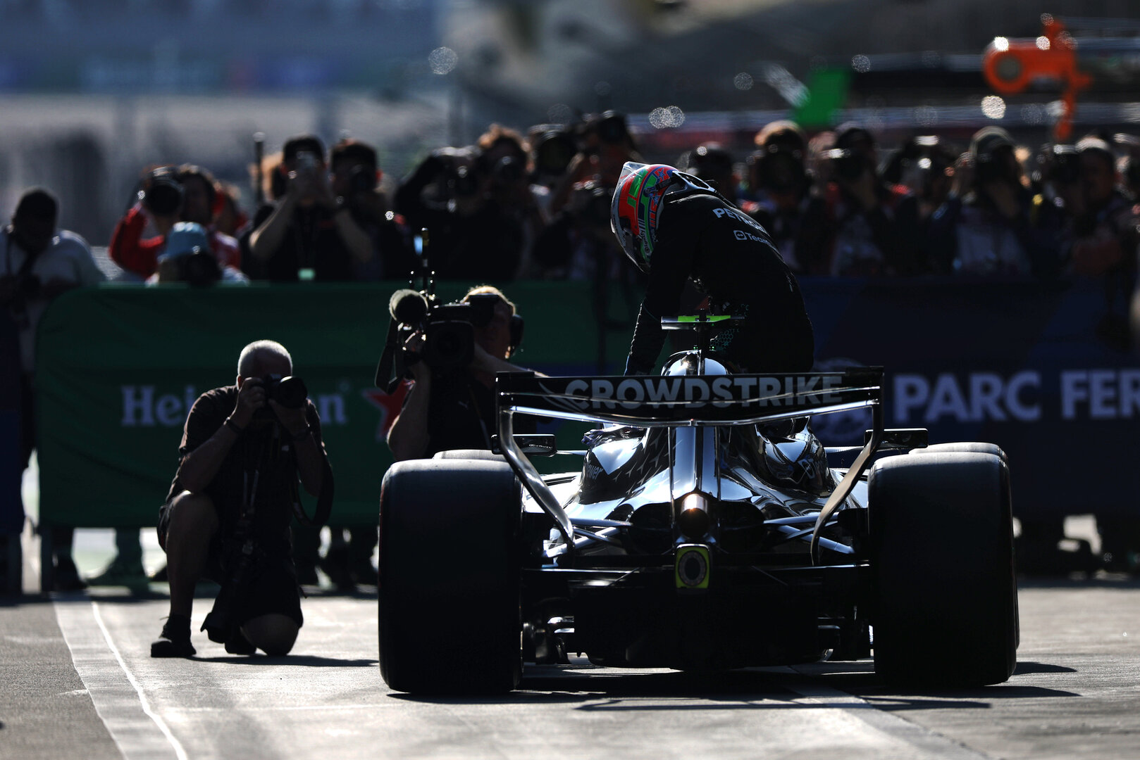 GP CINA, Pole sitter Andrea Kimi Antonelli (ITA) Mercedes AMG Formula One Team W17 in qualifying parc ferme.
14.03.2026. Formula 1 World Championship, Rd 2, Chinese Grand Prix, Shanghai, China, Sprint e Qualifiche Day.
- www.xpbimages.com, EMail: requests@xpbimages.com © Copyright: Charniaux / XPB Images