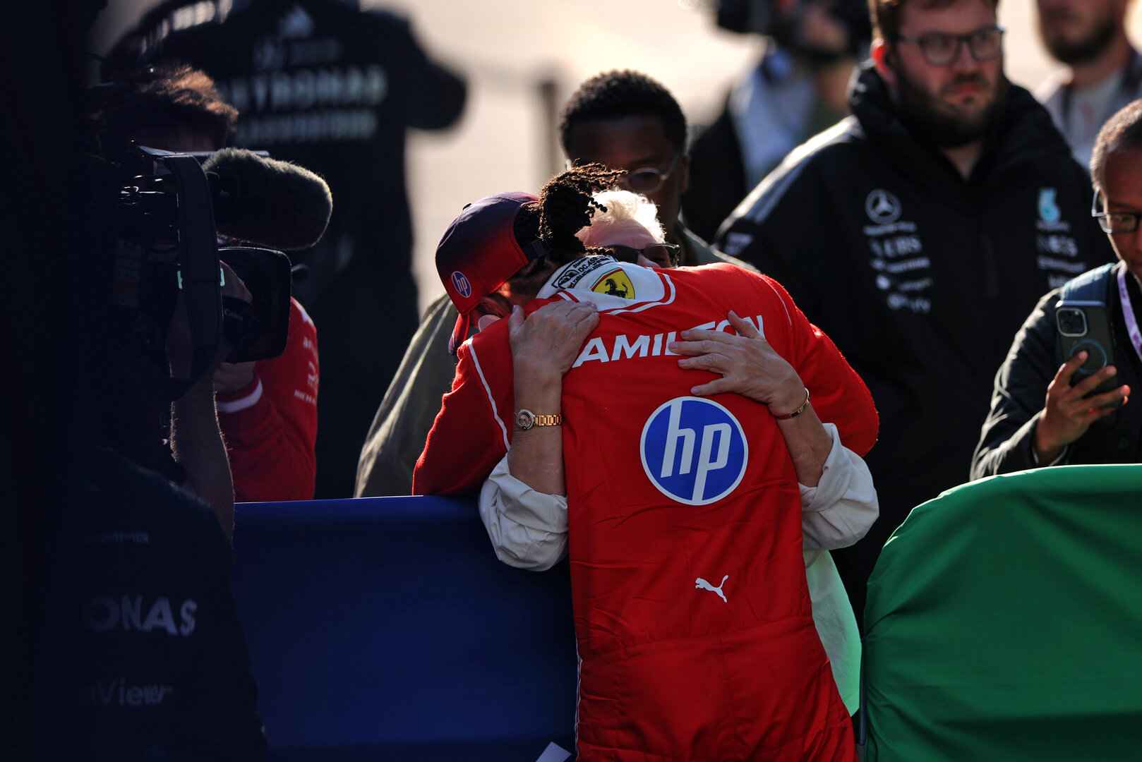GP CINA, Lewis Hamilton (GBR) Ferrari with his mother Carmen Larbalestier (GBR) in qualifying parc ferme. 
14.03.2026. Formula 1 World Championship, Rd 2, Chinese Grand Prix, Shanghai, China, Sprint e Qualifiche Day.
- www.xpbimages.com, EMail: requests@xpbimages.com © Copyright: Charniaux / XPB Images