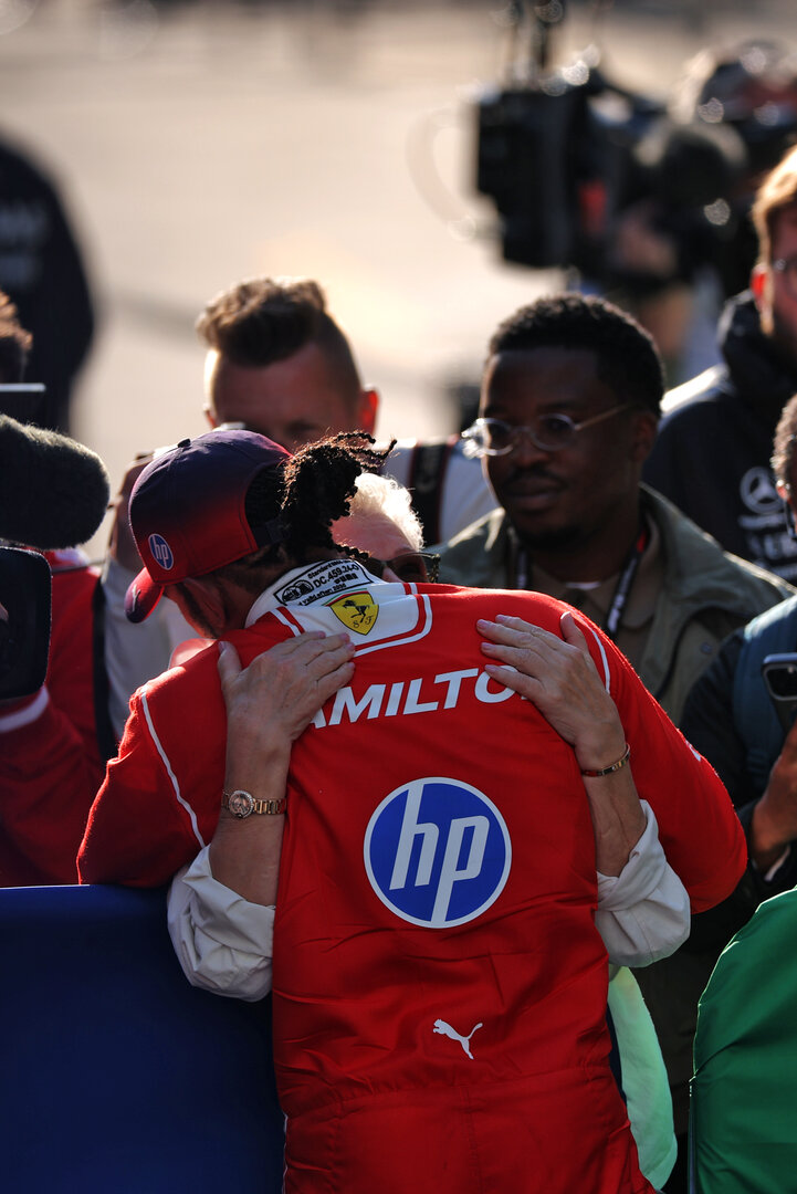 GP CINA, Lewis Hamilton (GBR) Ferrari with his mother Carmen Larbalestier (GBR) in qualifying parc ferme. 
14.03.2026. Formula 1 World Championship, Rd 2, Chinese Grand Prix, Shanghai, China, Sprint e Qualifiche Day.
- www.xpbimages.com, EMail: requests@xpbimages.com © Copyright: Charniaux / XPB Images