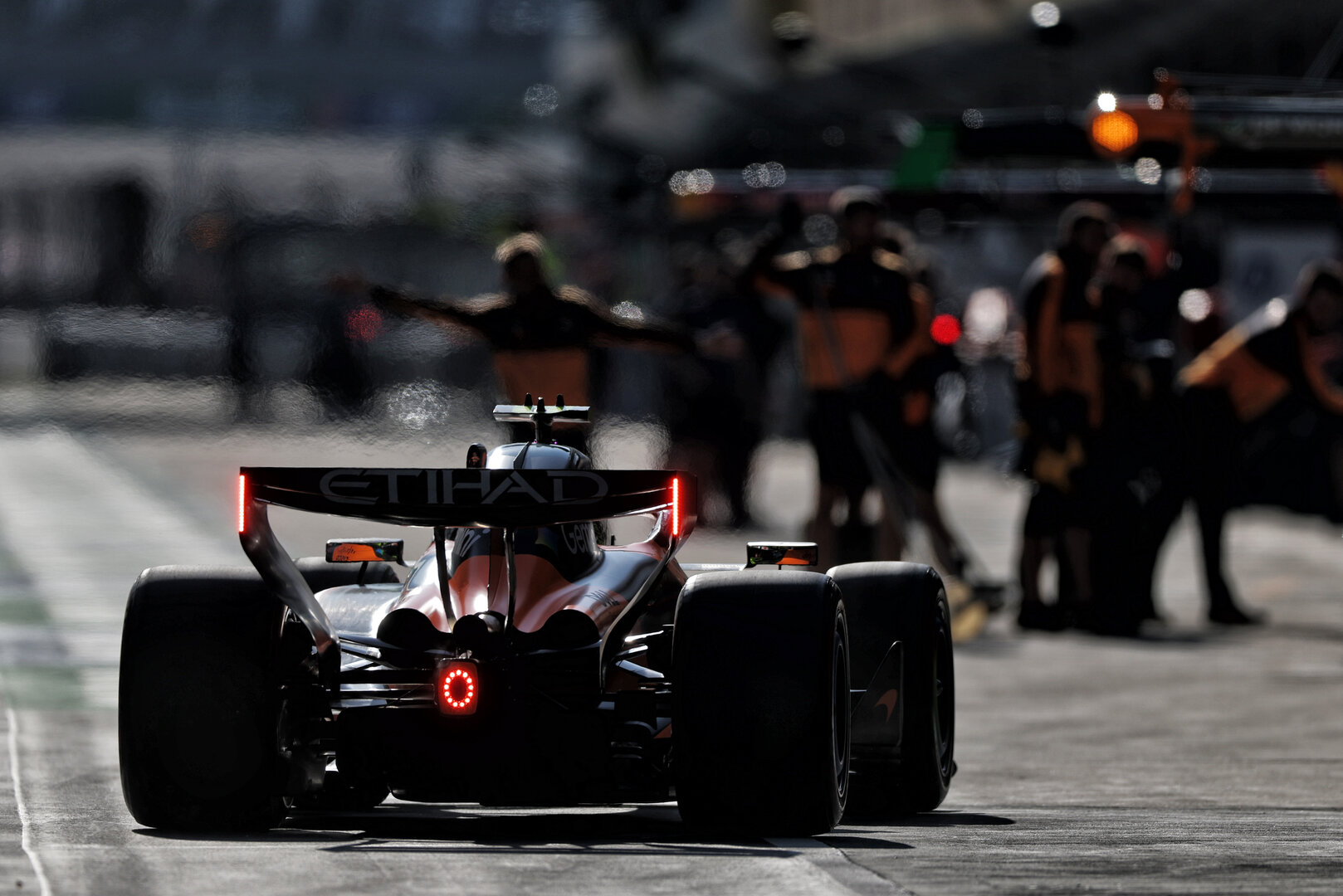 GP CINA, Lando Norris (GBR) McLaren F1 Team MCL40 in the pits.
14.03.2026. Formula 1 World Championship, Rd 2, Chinese Grand Prix, Shanghai, China, Sprint e Qualifiche Day.
- www.xpbimages.com, EMail: requests@xpbimages.com © Copyright: Charniaux / XPB Images