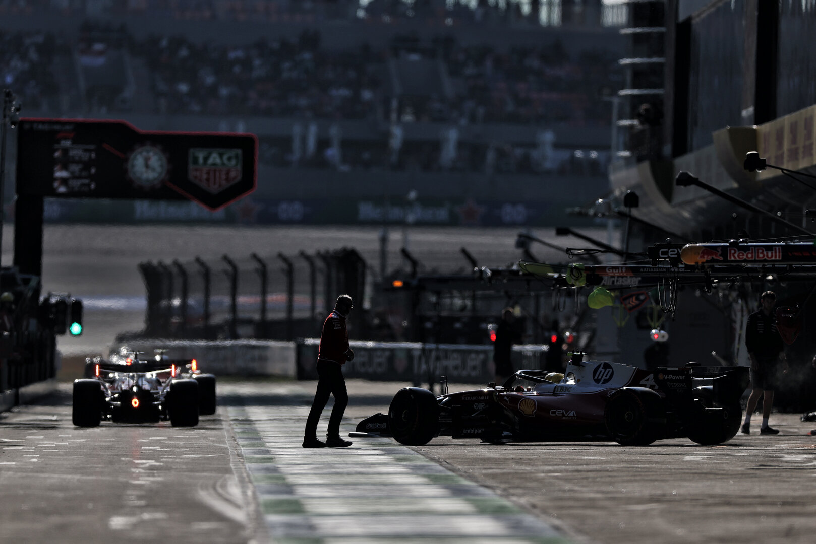 GP CINA, Lewis Hamilton (GBR) Ferrari SF-26 in the pits.
14.03.2026. Formula 1 World Championship, Rd 2, Chinese Grand Prix, Shanghai, China, Sprint e Qualifiche Day.
- www.xpbimages.com, EMail: requests@xpbimages.com © Copyright: Charniaux / XPB Images
