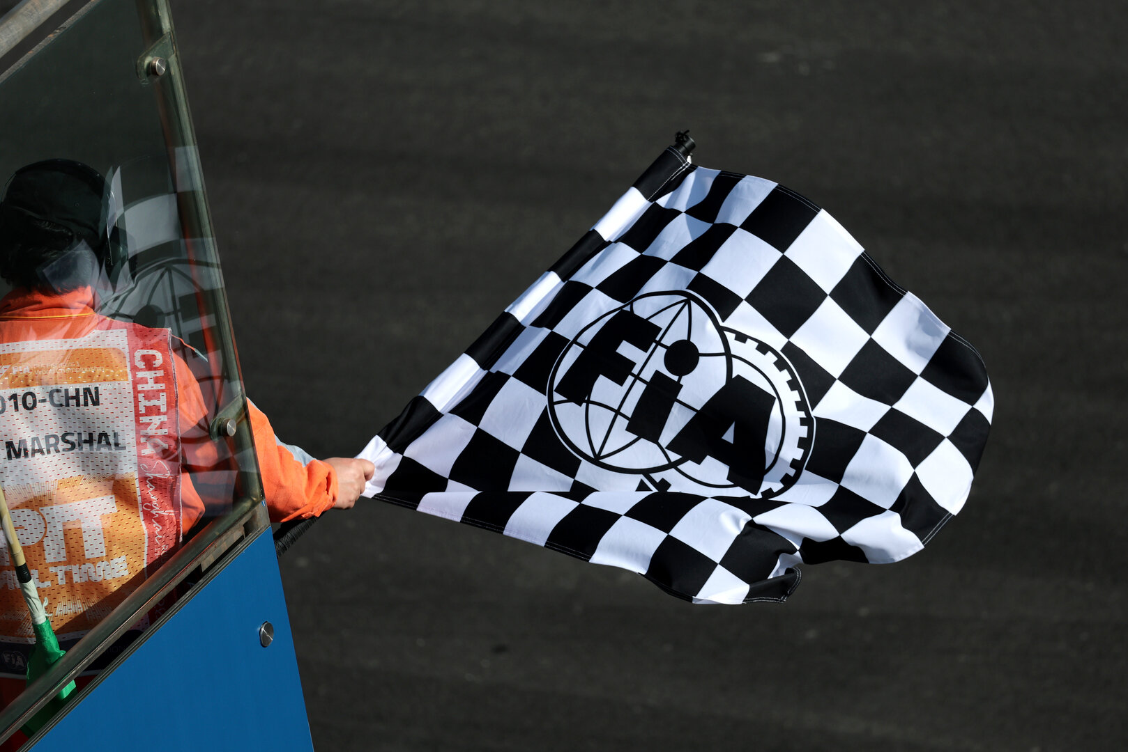GP CINA, Circuit Atmosfera - a marshal waves the chequered flag.
14.03.2026. Formula 1 World Championship, Rd 2, Chinese Grand Prix, Shanghai, China, Sprint e Qualifiche Day.
- www.xpbimages.com, EMail: requests@xpbimages.com © Copyright: Moy / XPB Images