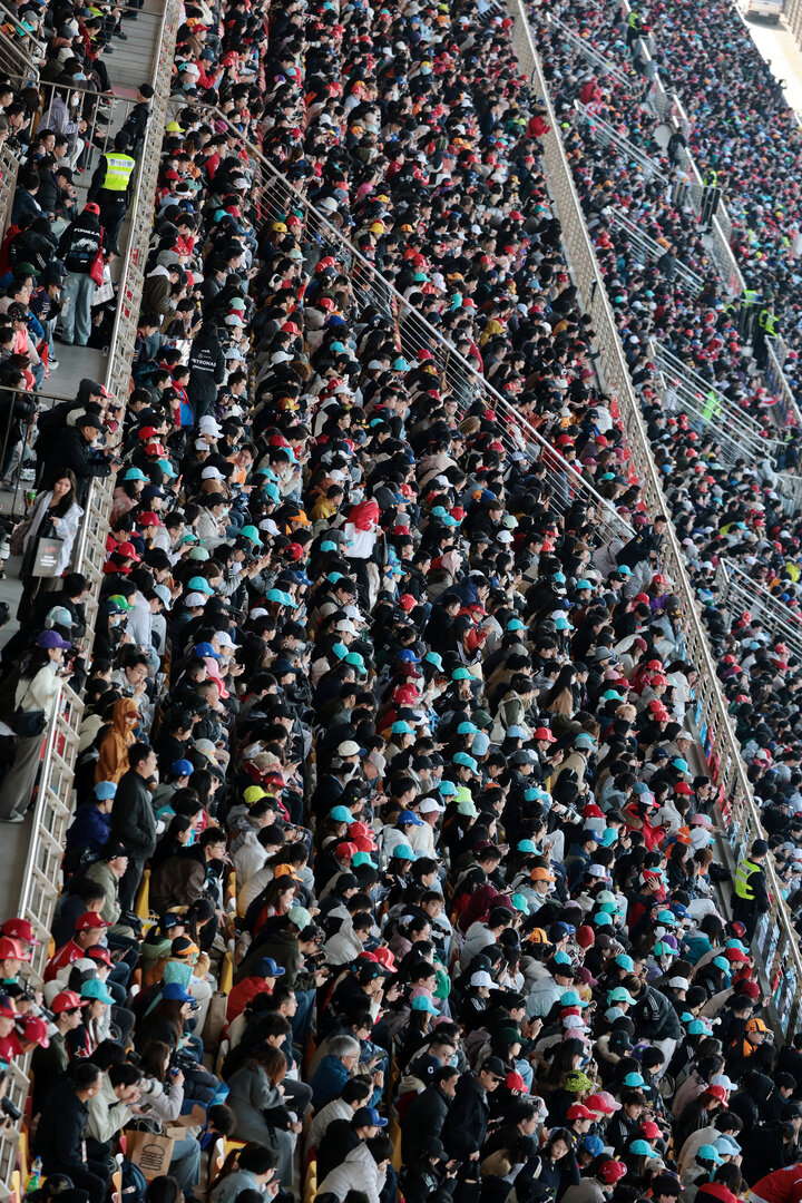 GP CINA, Circuit Atmosfera - fans in the grandstand.
14.03.2026. Formula 1 World Championship, Rd 2, Chinese Grand Prix, Shanghai, China, Sprint e Qualifiche Day.
- www.xpbimages.com, EMail: requests@xpbimages.com © Copyright: Moy / XPB Images