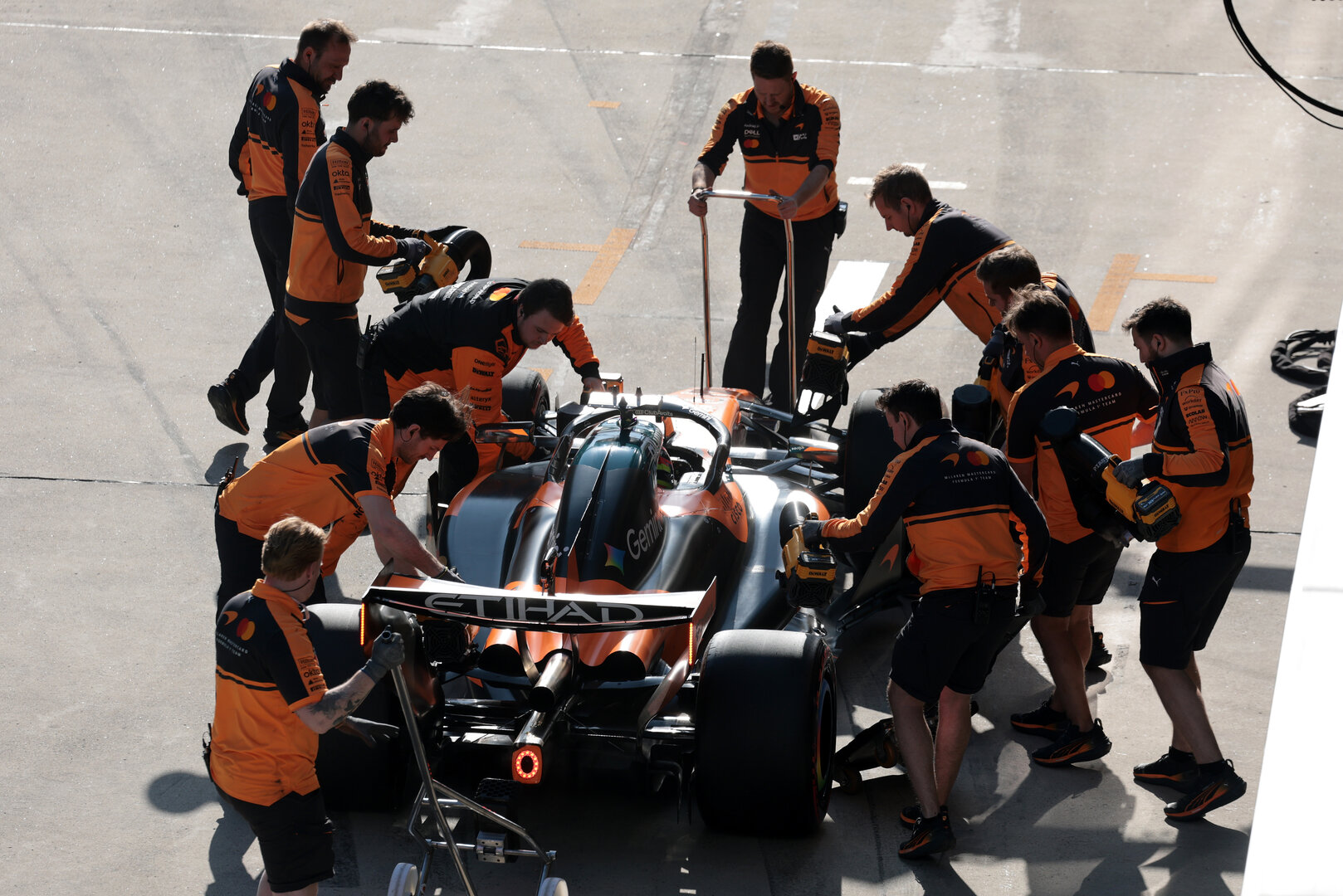 GP CINA, Oscar Piastri (AUS) McLaren F1 Team MCL40 in the pits.
14.03.2026. Formula 1 World Championship, Rd 2, Chinese Grand Prix, Shanghai, China, Sprint e Qualifiche Day.
 - www.xpbimages.com, EMail: requests@xpbimages.com © Copyright: Patching / XPB Images