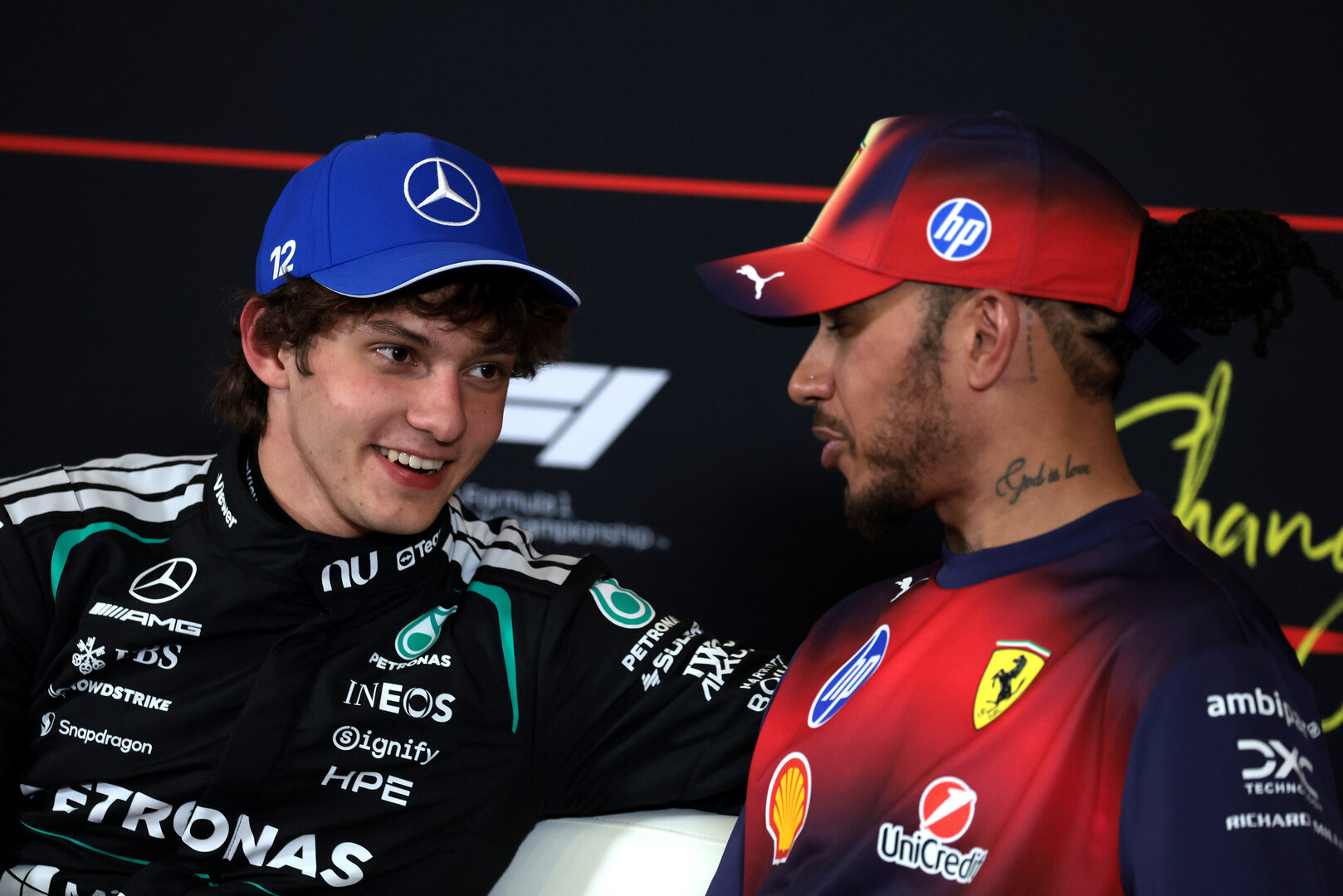 GP CINA, (L to R): Andrea Kimi Antonelli (ITA) Mercedes AMG Formula One Team e Lewis Hamilton (GBR) Ferrari in the post qualifying FIA Press Conference.
14.03.2026. Formula 1 World Championship, Rd 2, Chinese Grand Prix, Shanghai, China, Sprint e Qualifiche Day.
- www.xpbimages.com, EMail: requests@xpbimages.com © Copyright: Moy / XPB Images