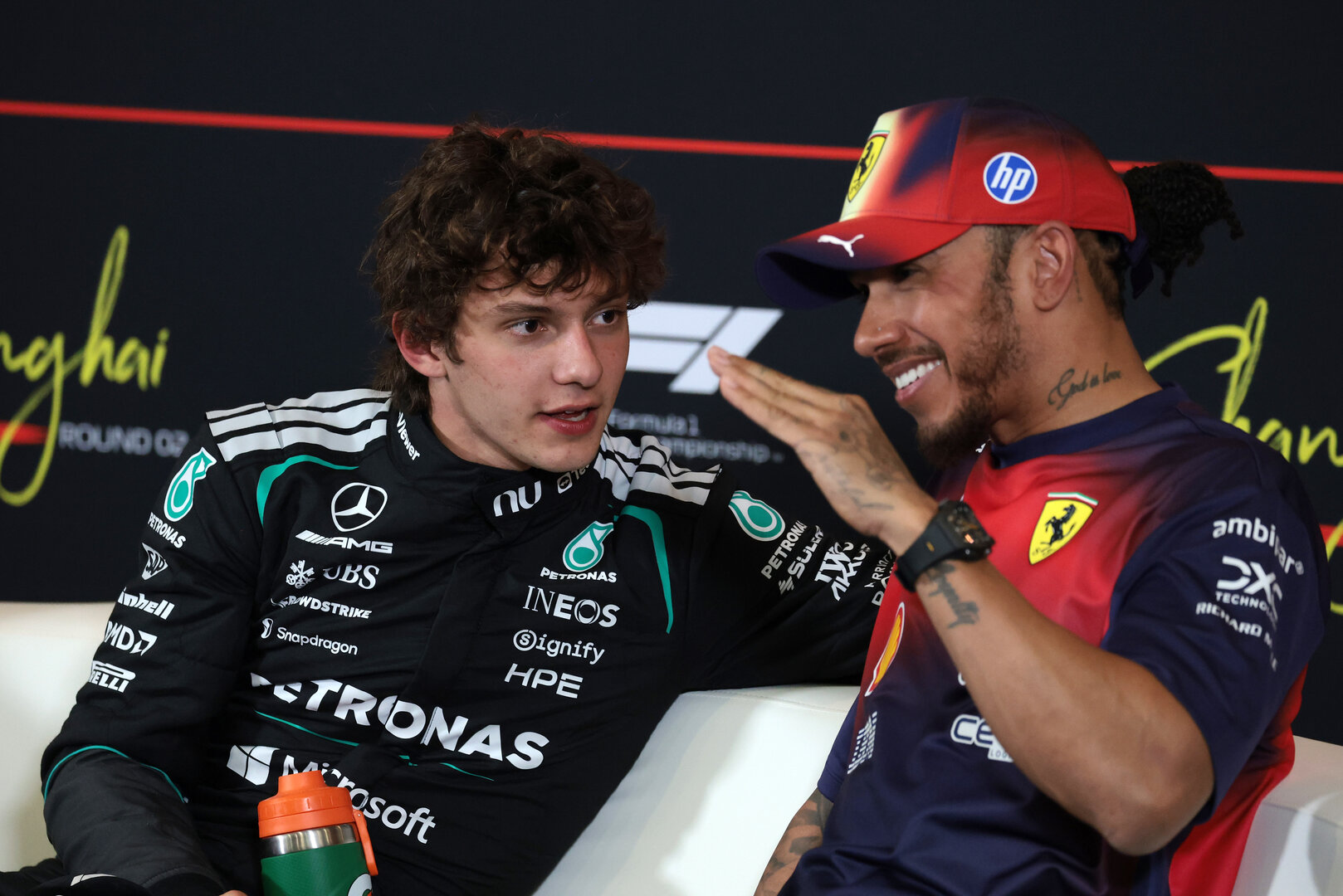 GP CINA, (L to R): Andrea Kimi Antonelli (ITA) Mercedes AMG Formula One Team e Lewis Hamilton (GBR) Ferrari in the post qualifying FIA Press Conference.
14.03.2026. Formula 1 World Championship, Rd 2, Chinese Grand Prix, Shanghai, China, Sprint e Qualifiche Day.
- www.xpbimages.com, EMail: requests@xpbimages.com © Copyright: Moy / XPB Images