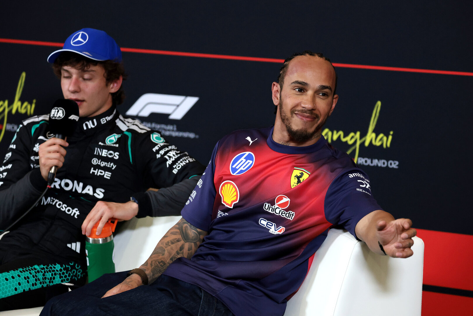 GP CINA, (L to R): Andrea Kimi Antonelli (ITA) Mercedes AMG Formula One Team e Lewis Hamilton (GBR) Ferrari in the post qualifying FIA Press Conference.
14.03.2026. Formula 1 World Championship, Rd 2, Chinese Grand Prix, Shanghai, China, Sprint e Qualifiche Day.
- www.xpbimages.com, EMail: requests@xpbimages.com © Copyright: Moy / XPB Images