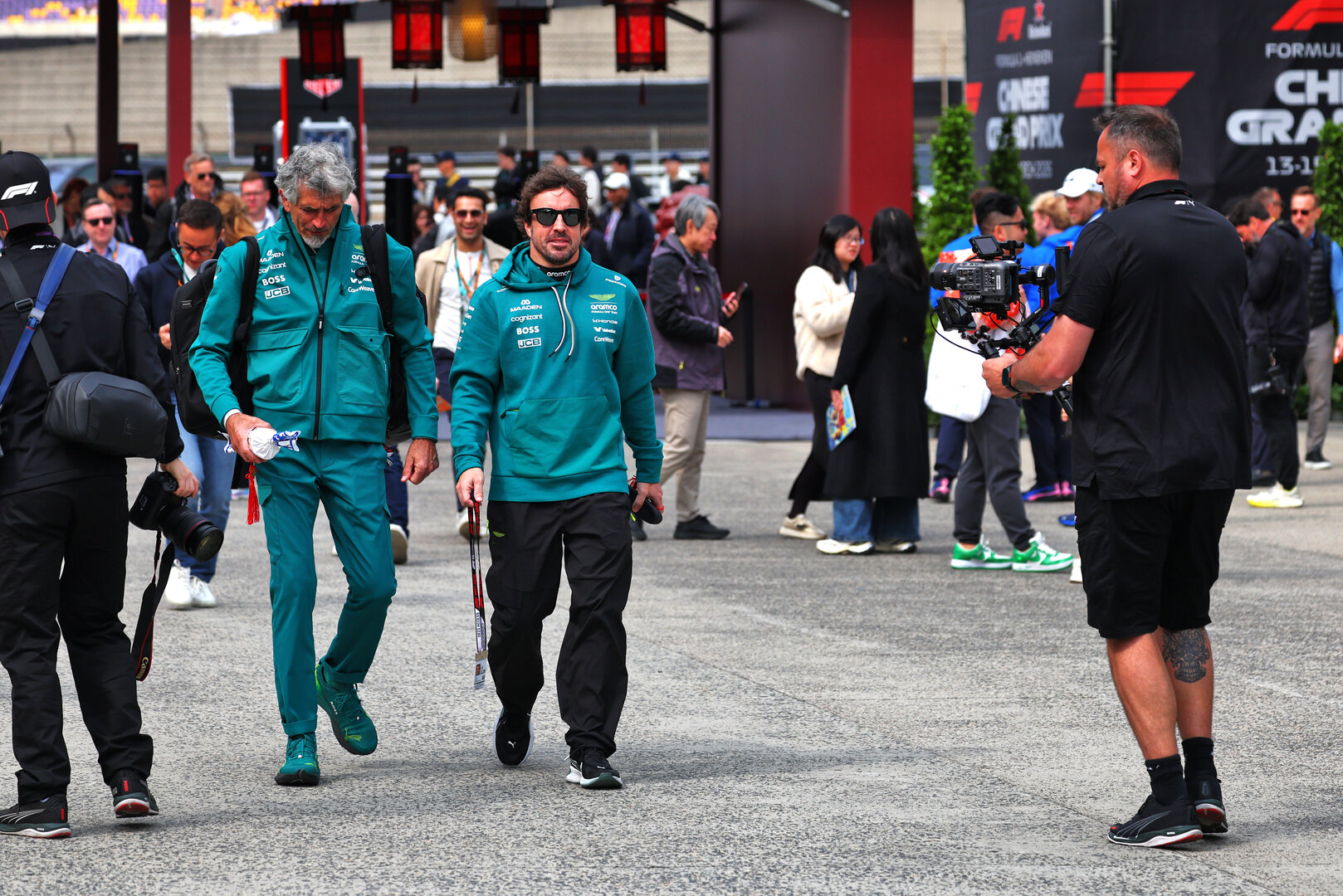 GP CINA, (L to R): Edoardo Bendinelli (ITA) Aston Martin F1 Team Personal Trainer with Fernando Alonso (ESP) Aston Martin F1 Team.
15.03.2026. Formula 1 World Championship, Rd 2, Chinese Grand Prix, Shanghai, China, Gara Day.
 - www.xpbimages.com, EMail: requests@xpbimages.com © Copyright: Patching / XPB Images