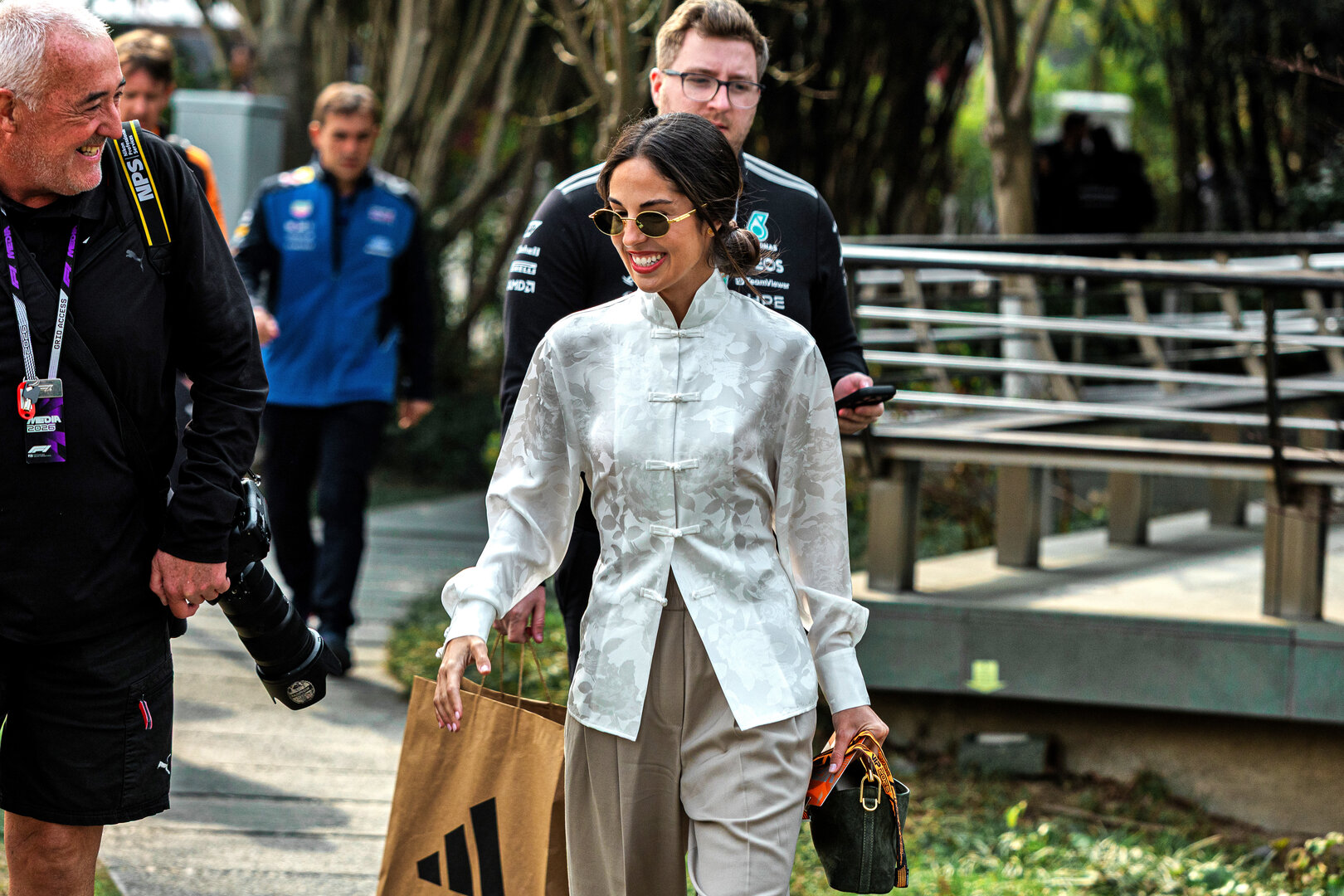 GP CINA, (L to R): Mark Sutton (GBR) Phtotographer with Carmen Montero Mundt.
15.03.2026. Formula 1 World Championship, Rd 2, Chinese Grand Prix, Shanghai, China, Gara Day.
- www.xpbimages.com, EMail: requests@xpbimages.com © Copyright: Denny / XPB Images
