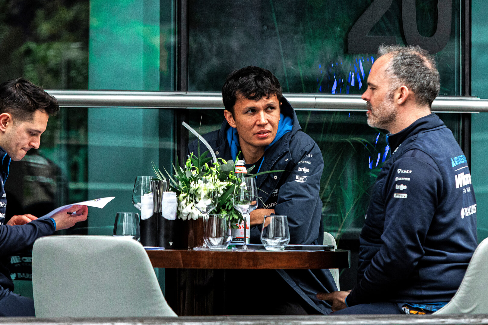 GP CINA, Alexander Albon (THA) Williams F1 Team (Centre) with James Urwin (GBR) Williams F1 Team Gara Engineer (Right).
15.03.2026. Formula 1 World Championship, Rd 2, Chinese Grand Prix, Shanghai, China, Gara Day.
- www.xpbimages.com, EMail: requests@xpbimages.com © Copyright: Denny / XPB Images