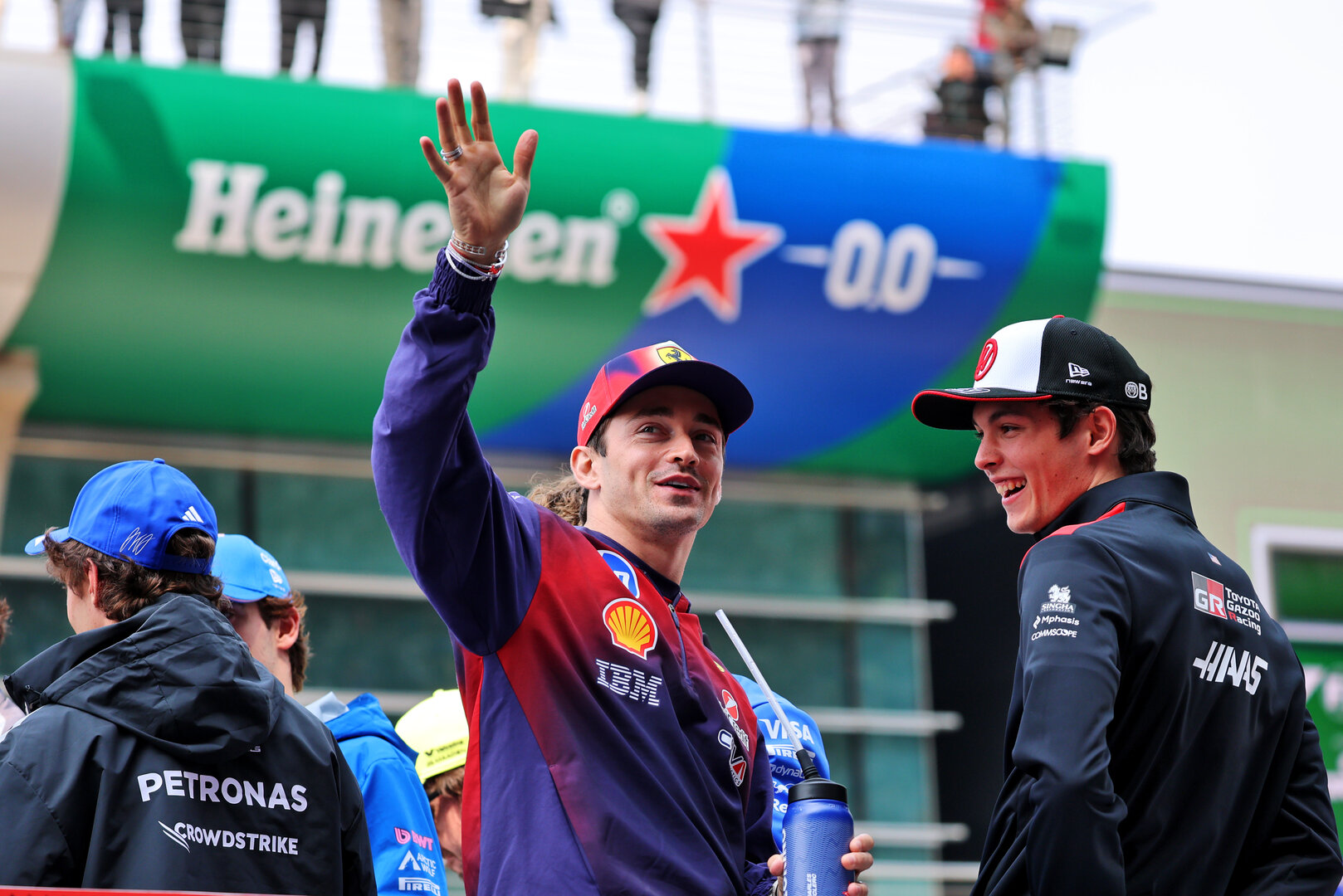 GP CINA, (L to R): Charles Leclerc (MON) Ferrari e Oliver Bearman (GBR) Haas F1 Team on the drivers' parade.
15.03.2026. Formula 1 World Championship, Rd 2, Chinese Grand Prix, Shanghai, China, Gara Day.
- www.xpbimages.com, EMail: requests@xpbimages.com © Copyright: Batchelor / XPB Images
