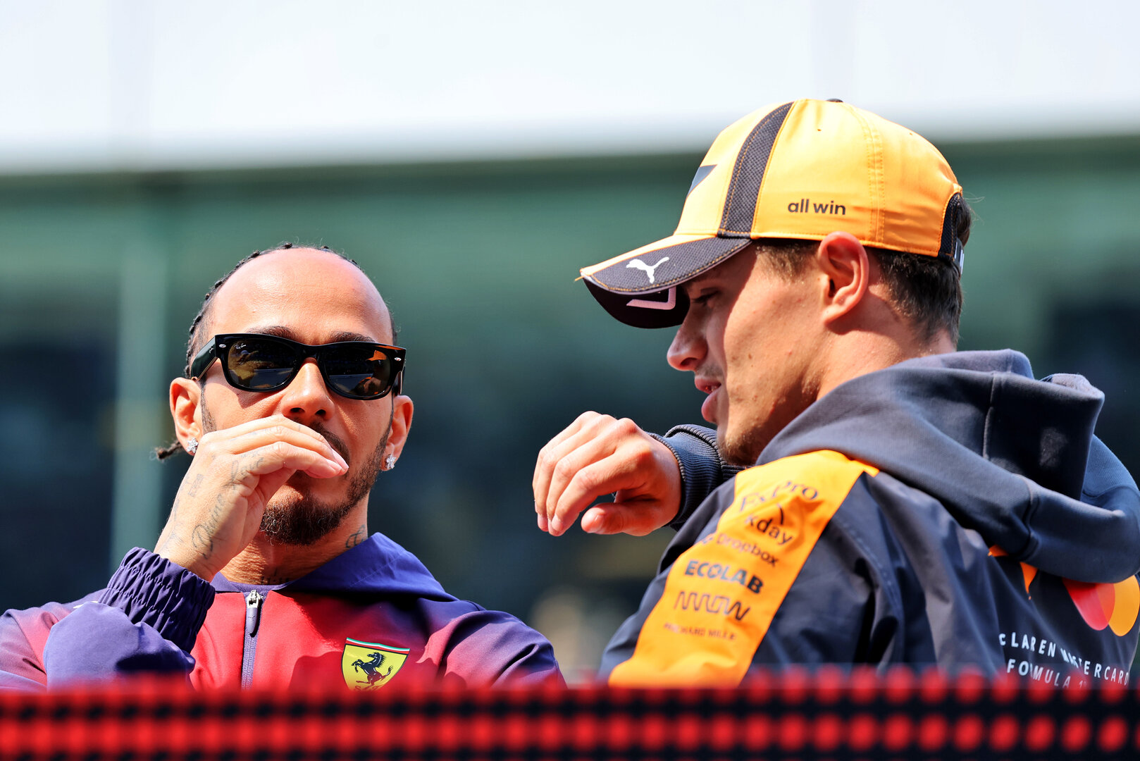 GP CINA, (L to R): Lewis Hamilton (GBR) Ferrari e Lando Norris (GBR) McLaren F1 Team on the drivers' parade.
15.03.2026. Formula 1 World Championship, Rd 2, Chinese Grand Prix, Shanghai, China, Gara Day.
- www.xpbimages.com, EMail: requests@xpbimages.com © Copyright: Batchelor / XPB Images