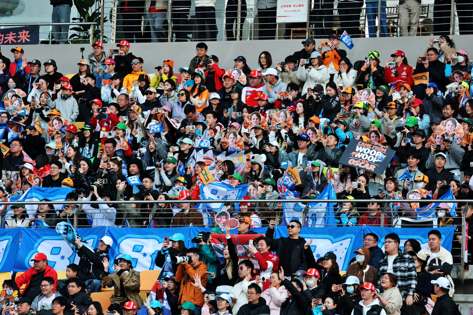 GP CINA, Circuit Atmosfera - fans in the grandstand.
15.03.2026. Formula 1 World Championship, Rd 2, Chinese Grand Prix, Shanghai, China, Gara Day.
- www.xpbimages.com, EMail: requests@xpbimages.com © Copyright: Moy / XPB Images