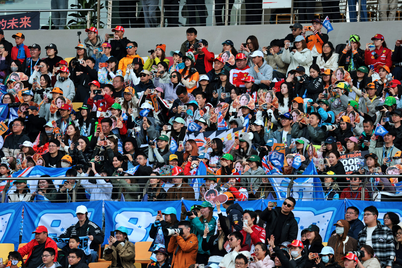 GP CINA, Circuit Atmosfera - fans in the grandstand.
15.03.2026. Formula 1 World Championship, Rd 2, Chinese Grand Prix, Shanghai, China, Gara Day.
- www.xpbimages.com, EMail: requests@xpbimages.com © Copyright: Moy / XPB Images